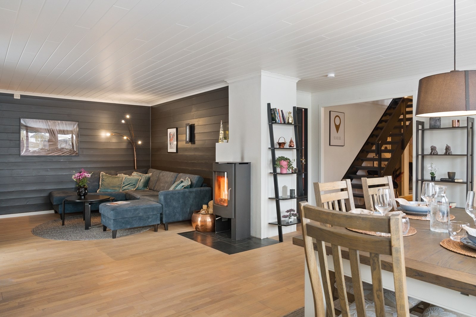 På kalde kvelder gir vedovnen god varme, og varmepumpen sørger for behagelig inneklima året rundt Galleribilde