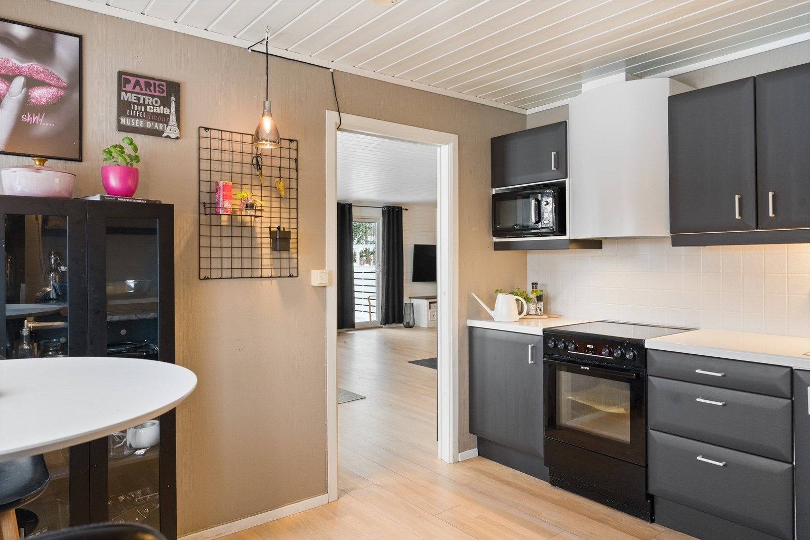 Av hvitevarer finner man stekeovn, oppvaskmaskin, platetopp og kjøle-/fryseskap Galleribilde