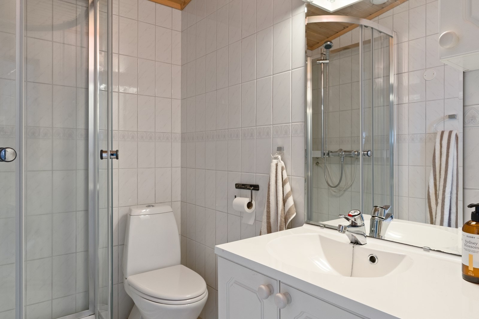 Badet i 2. etasje inneholder innredning med nedfelt servant, toalett og dusjkabinett Galleribilde