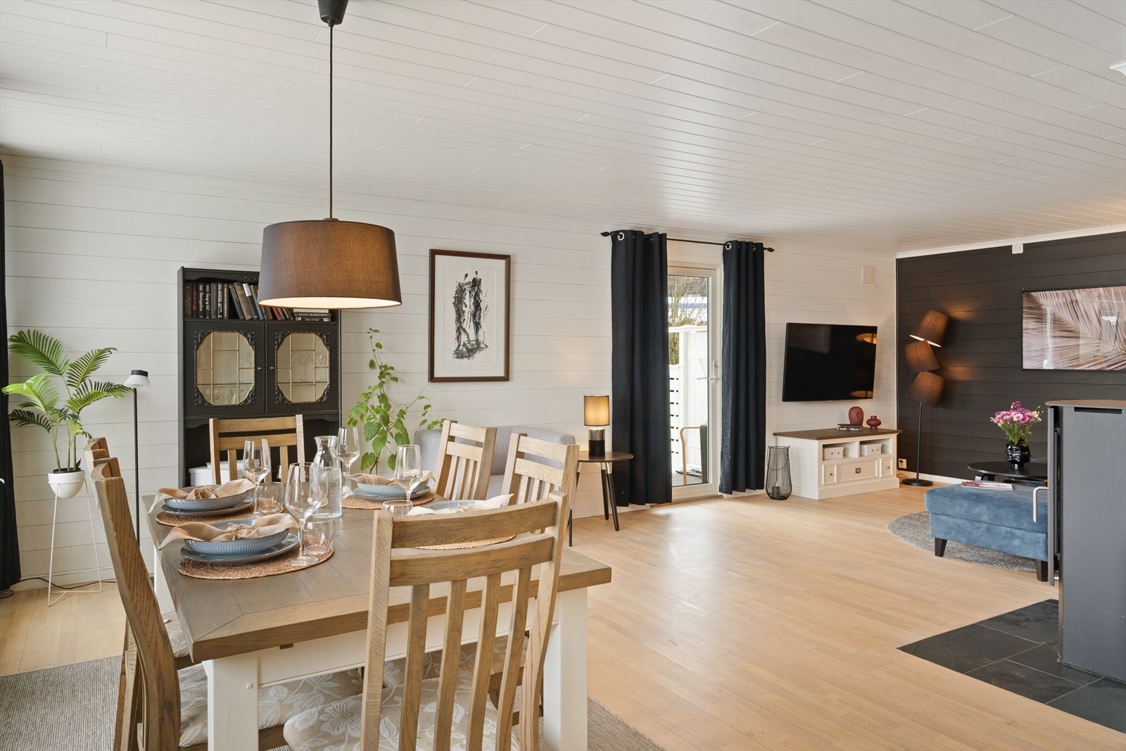 Fra stue er det utgang til terrasse Galleribilde