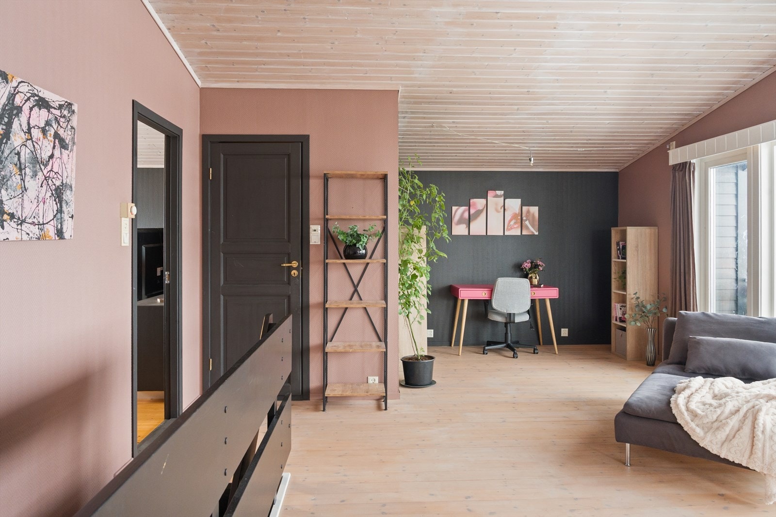 tuen i 2. etasje er romslig og egner seg godt som TV-stue Galleribilde