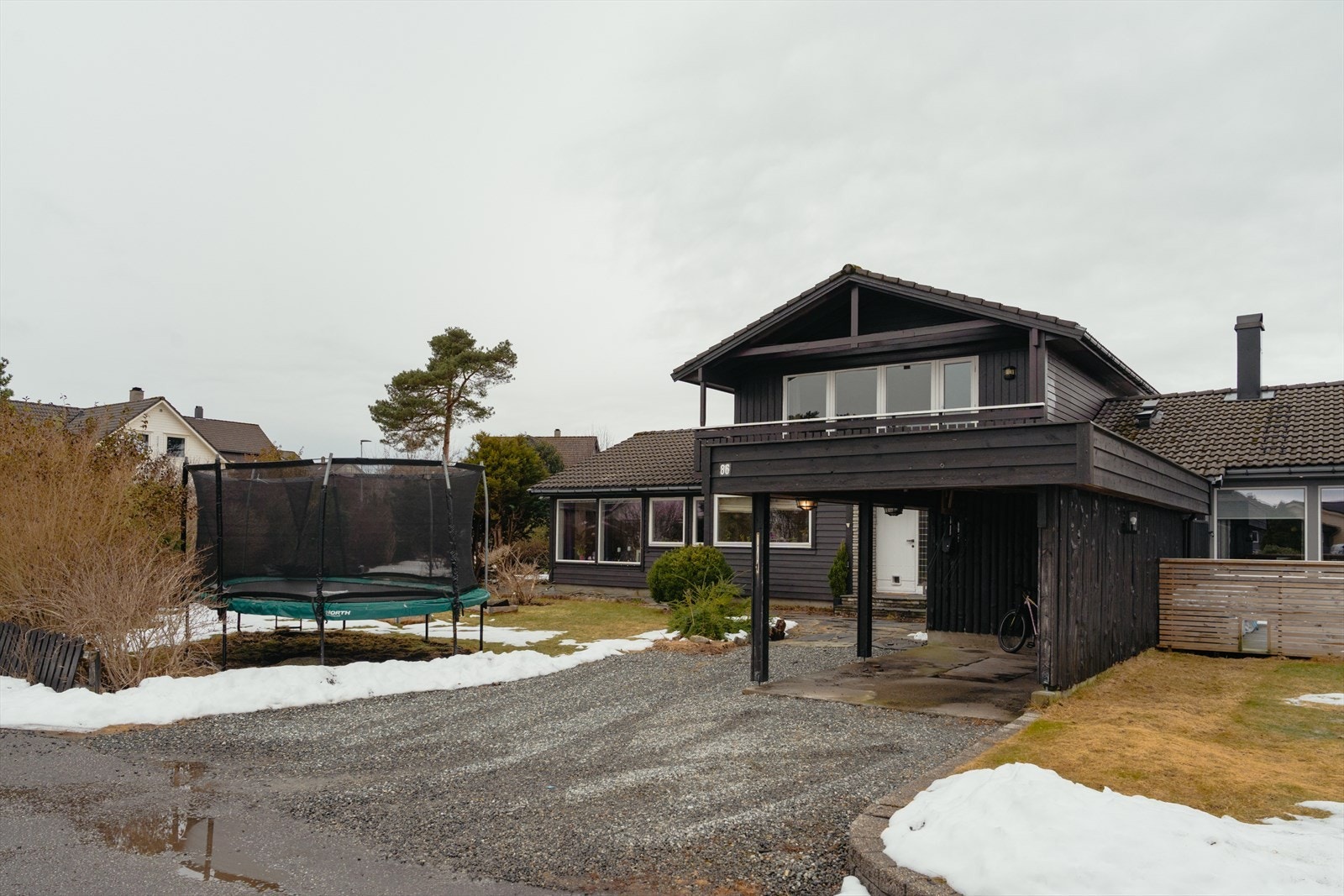 Det er god plass til parkering i carport eller på egen tomt. Det er installert elbillader i carport. Galleribilde