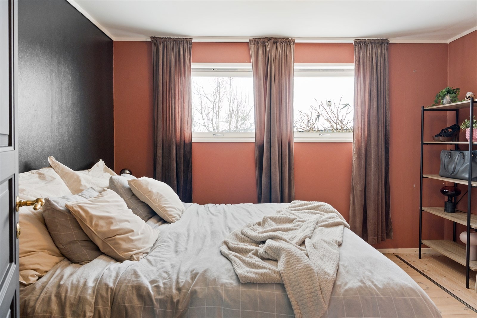 Rommene er av god størrelse og kan innredes med seng og tilhørende møblement som nattbord og kommode. Galleribilde