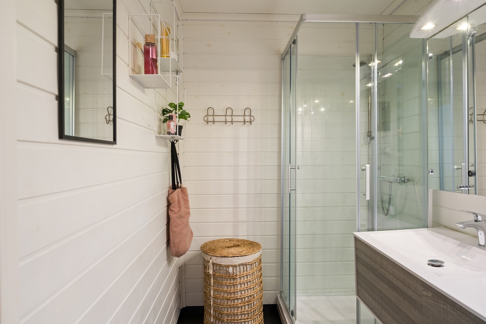 Badet i 1. etasje inneholder dusjkabinett og baderomsinnredning med to servanter Galleribilde