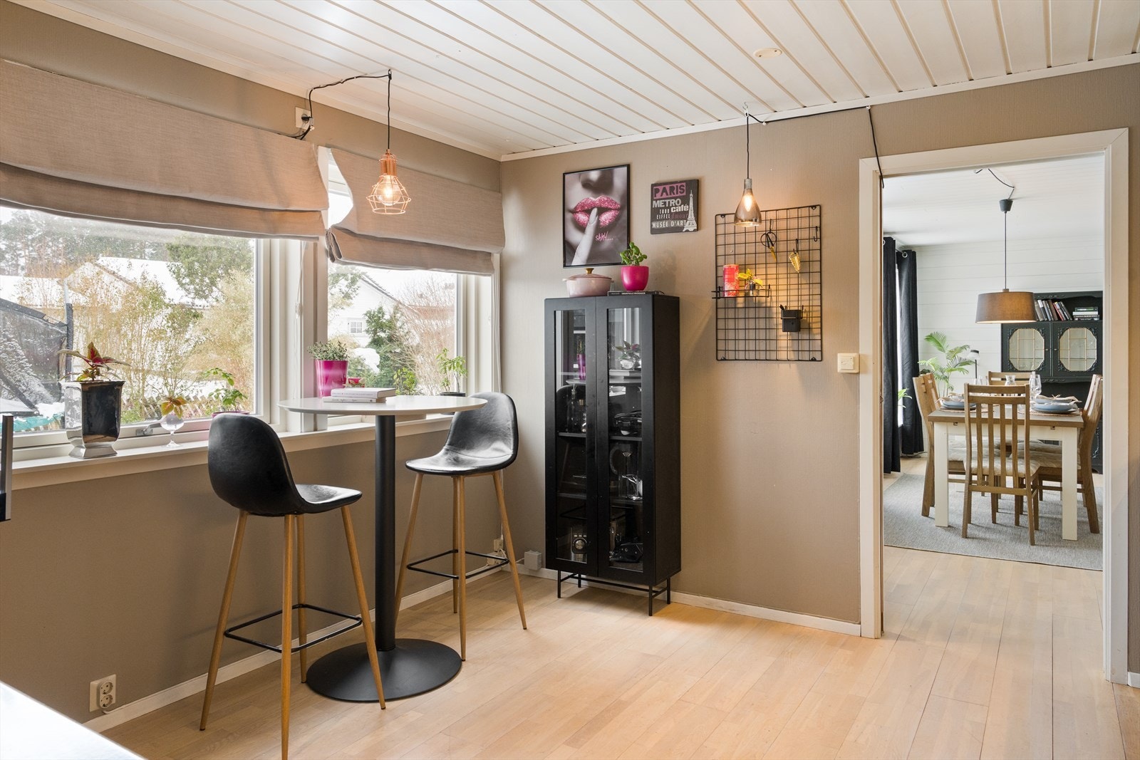 Det er også plass til en mindre spisegruppe på kjøkkenet Galleribilde