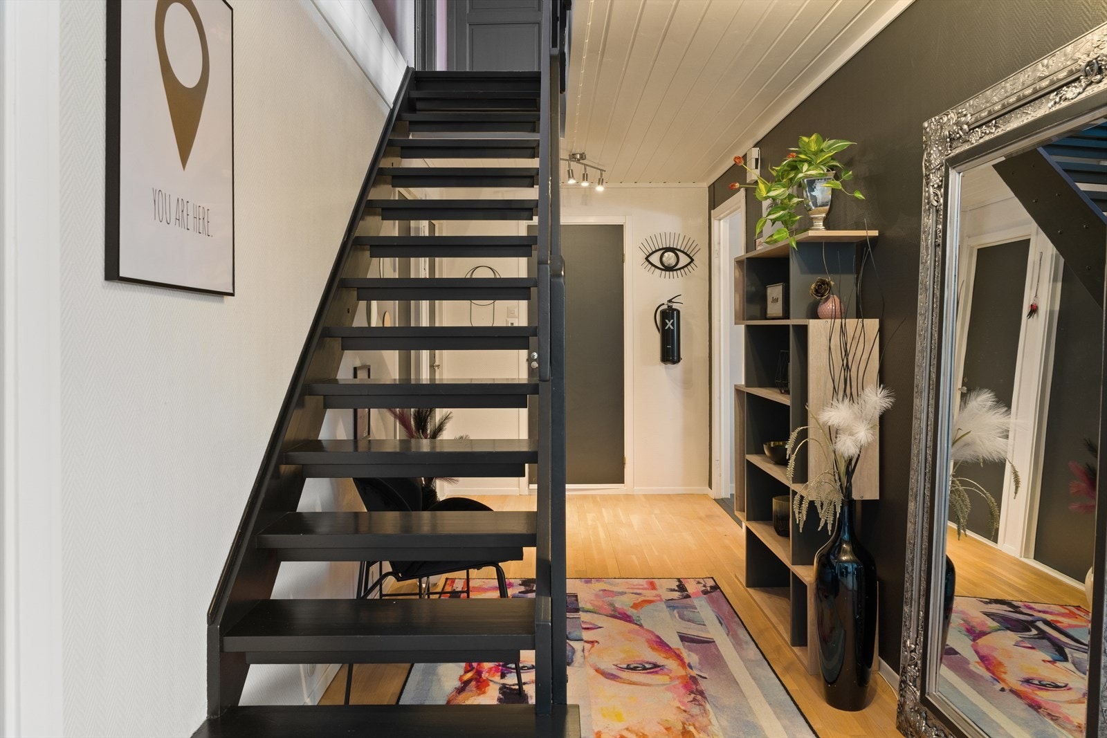 Fra gangen fører trapp opp til boligens 2. etasje hvor man finner stue, bad og to soverom Galleribilde