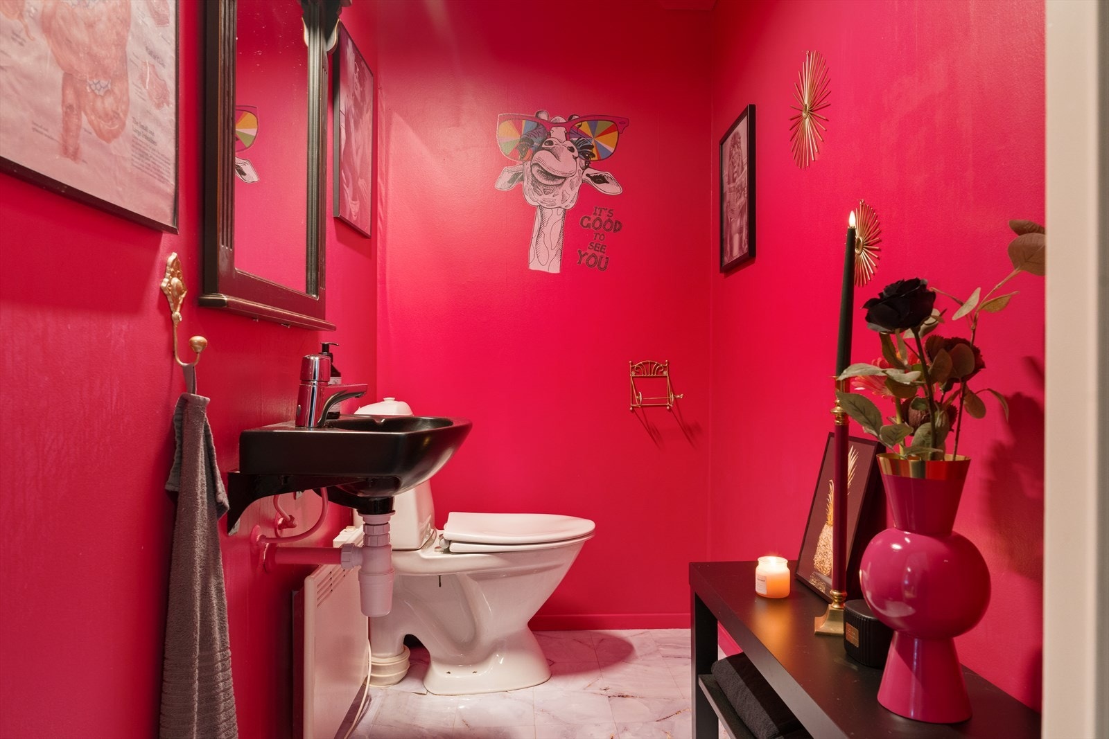 I tillegg finnes et praktisk toalettrom i denne etasjen, perfekt som gjestetoalett Galleribilde