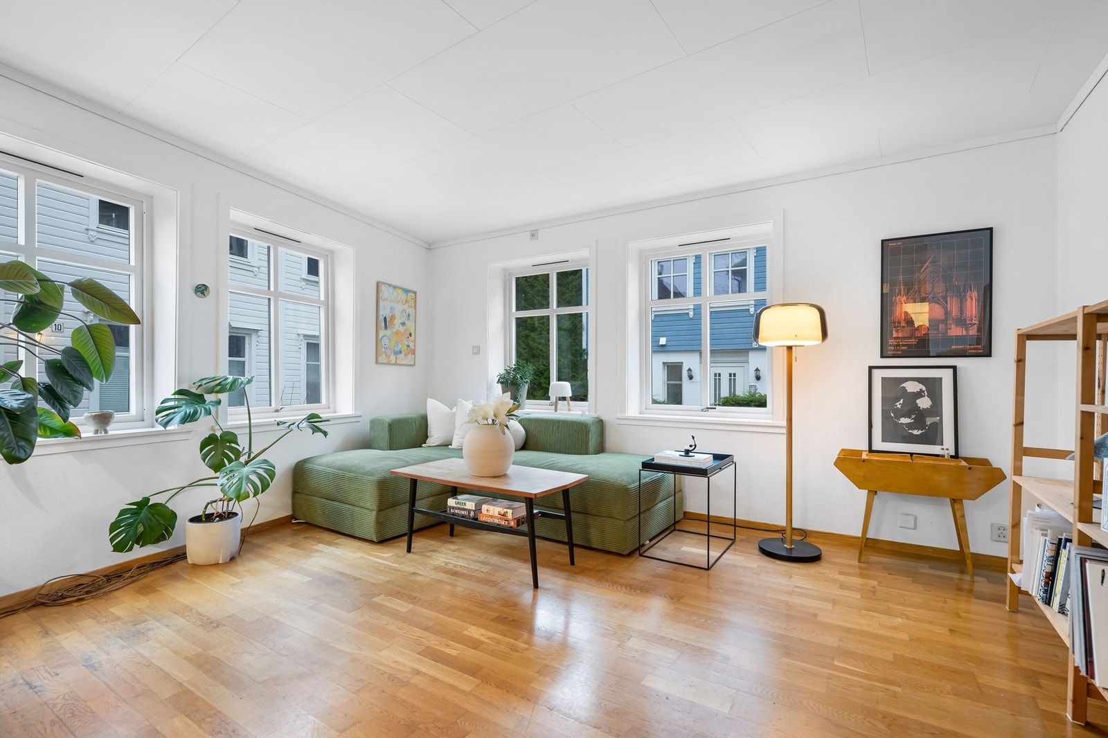 Lys hjørnestue med store vindusflater som gir godt med naturlig lys Galleribilde