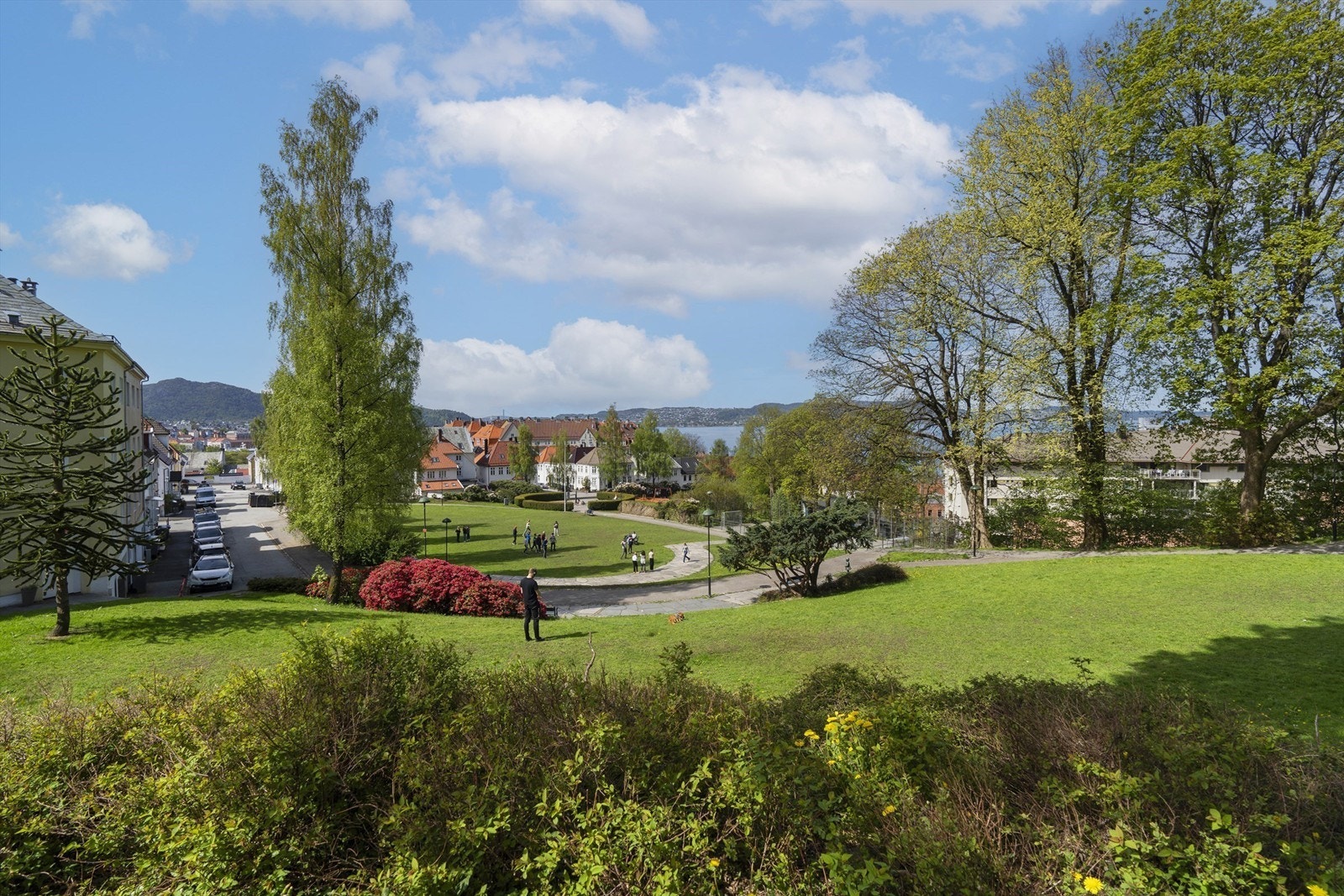 Meyermarken ligger like ved, og er et fantastisk rekreasjonsområde med gresslette, fontene/vannskulptur, lekeplass, trappeamfi samt ballbinge. Galleribilde