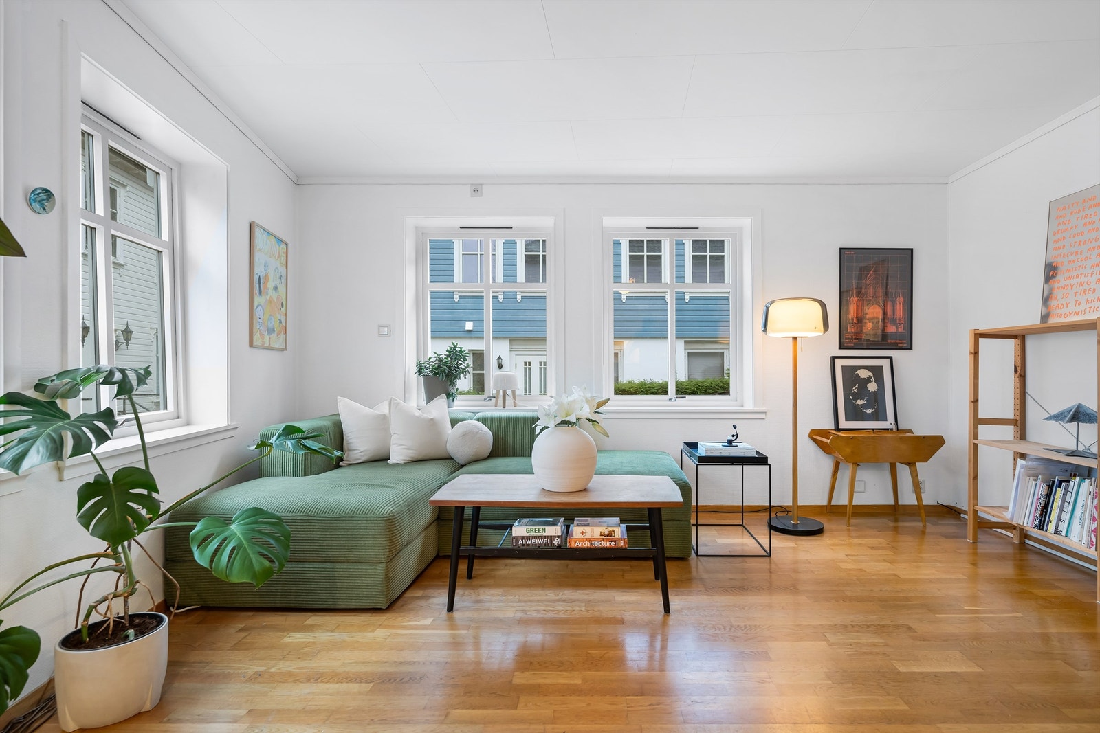 Stuen har god plass til både stor sofagruppe og spisebord og er lett å møblere Galleribilde