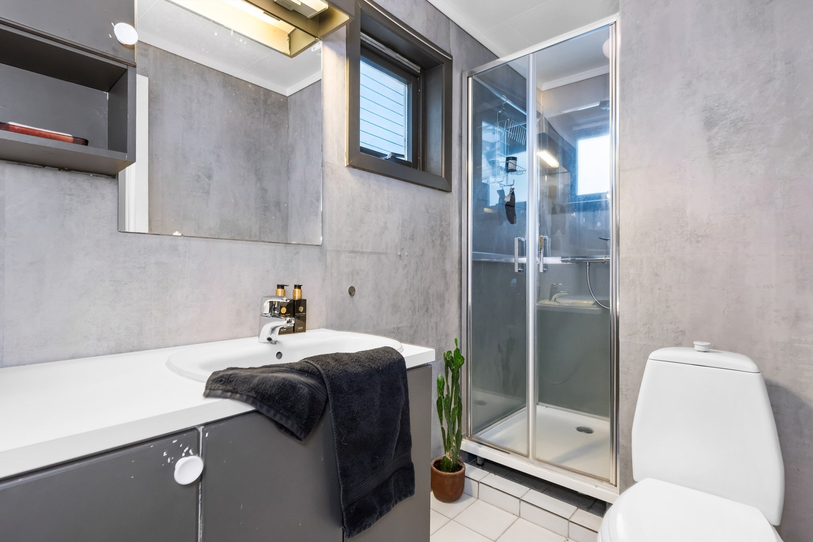 Helfliset bad med gulvvarme fra ukjent årstall. (Det er lagt folie utenpå flisene på vegg) Galleribilde