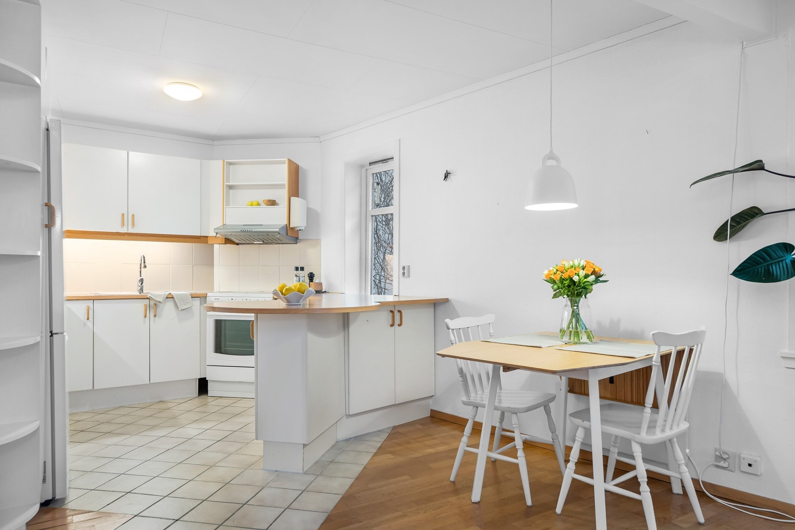 Sosial og praktisk kjøkkenøy samt god plass til spisegruppe Galleribilde