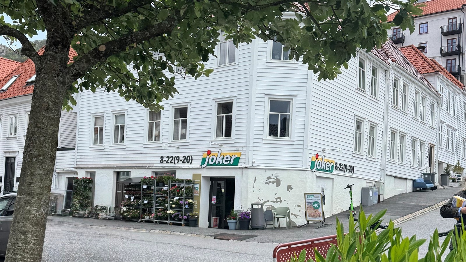 Støletorget ligger kun få minutters gange unna og byr på dagligvarebutikk, kiosk, kaféer, apotek og post i butikk. I tillegg ligger nærbutikken, Joker også like ved. Galleribilde