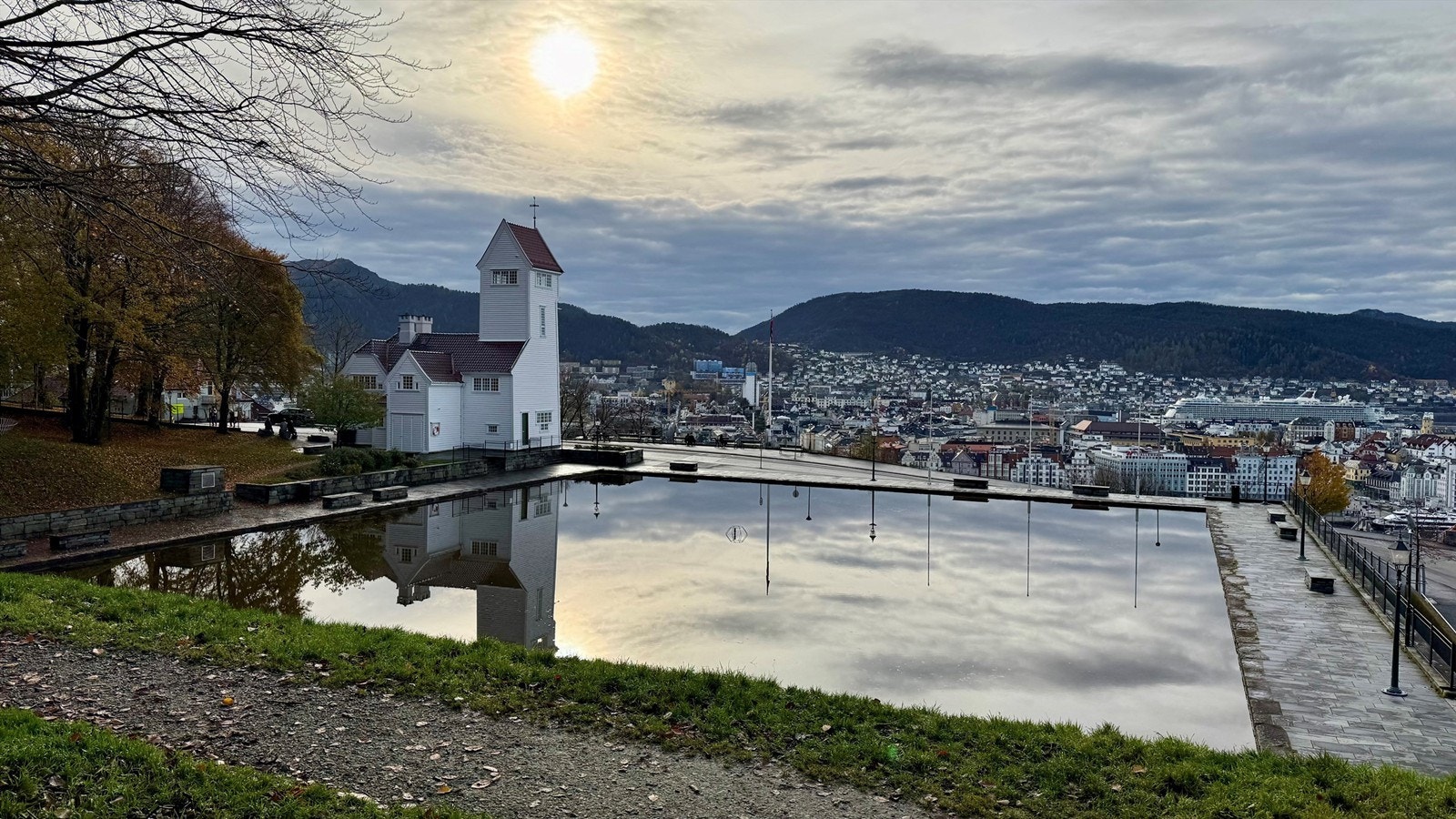 Skansedammen er også et av mange fine rekreasjonsområder i nærområdet, og som er blitt en populær skøytedam om vinteren Galleribilde