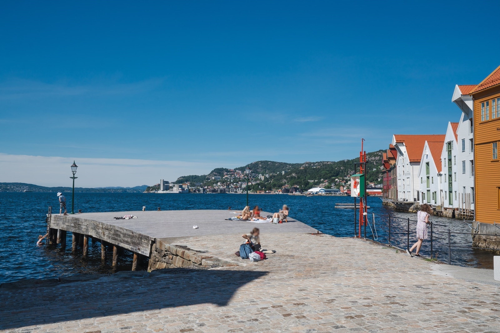 Her kan sommeren nytes fra bryggekanten. Noen minutters gange fra leiligheten Galleribilde