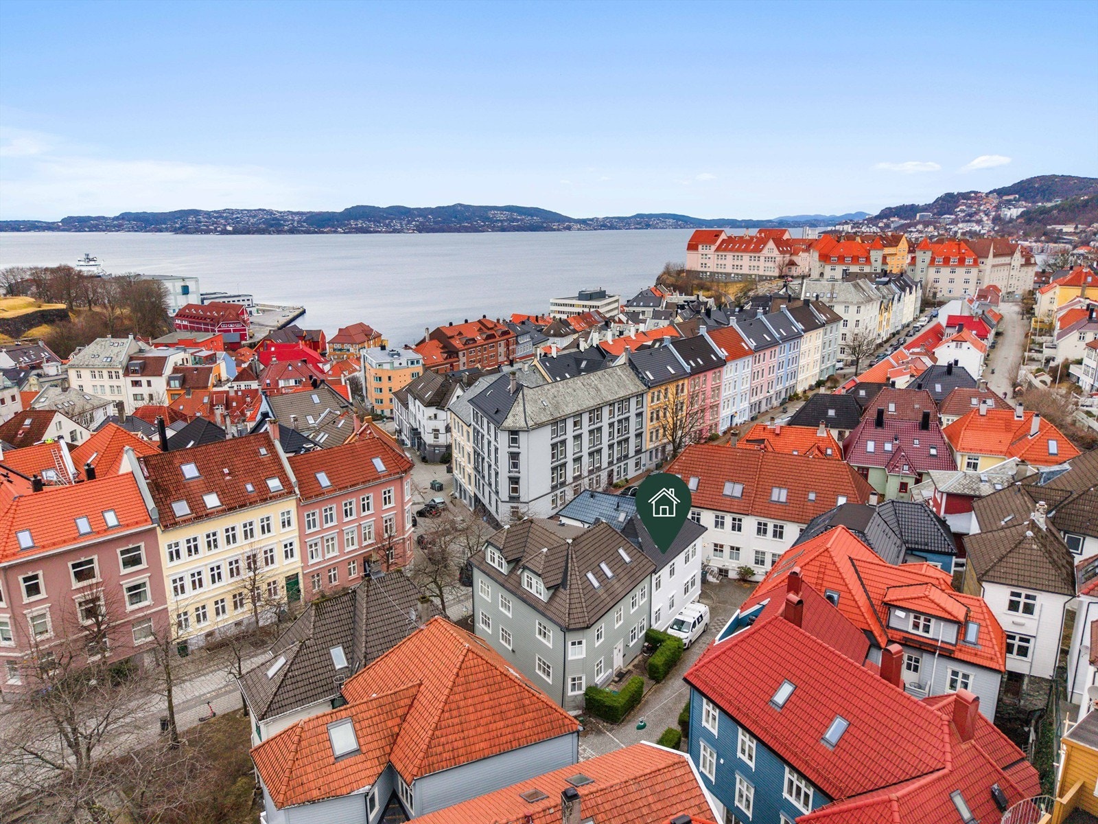 Ca 2 minutter til busstopp hvor både linje 10 og 86 (servicelinje sentrum) går forbi Galleribilde