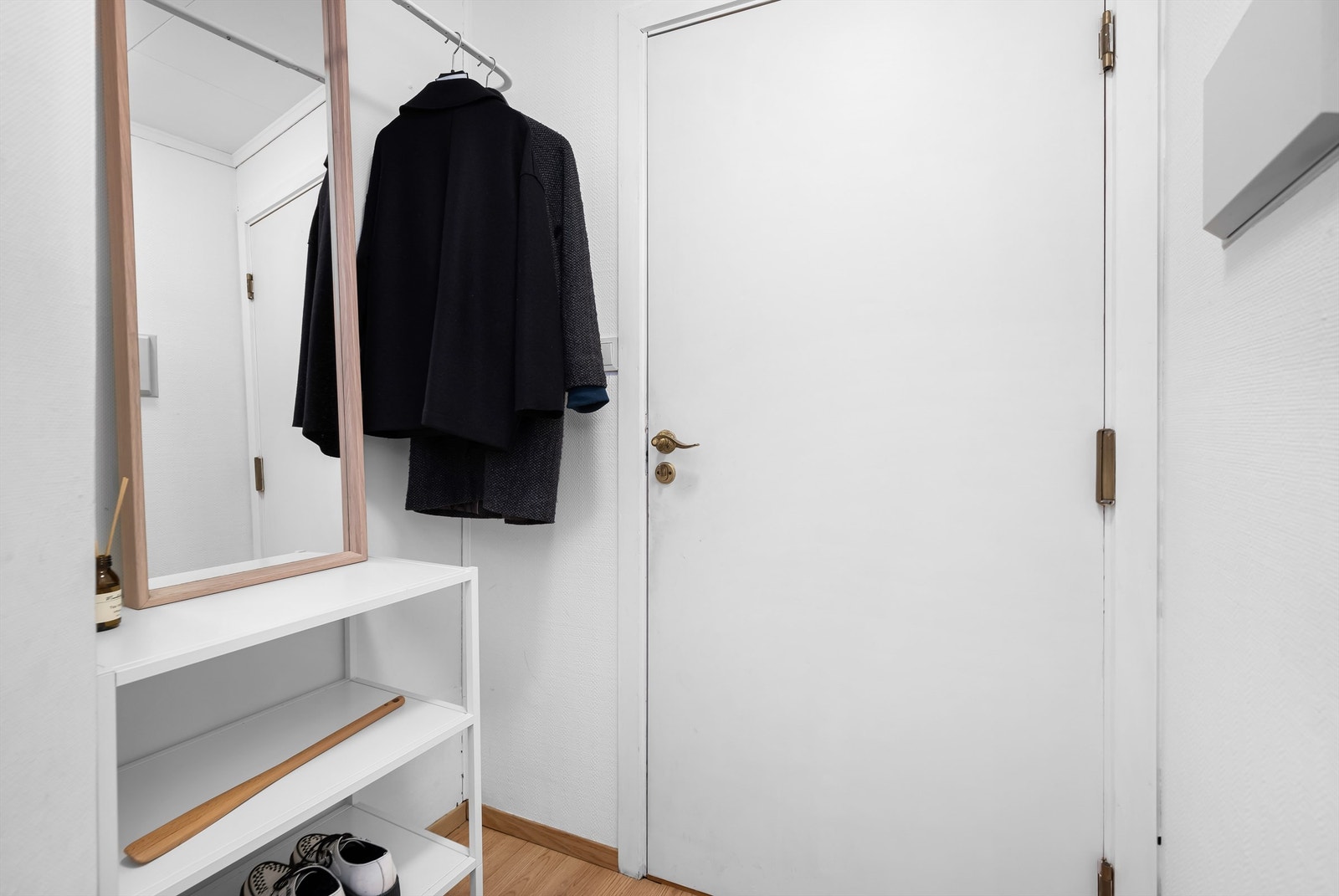 Sikringsskap med automatsikringer er plassert i entrè. Leiligheten har hovedsakelig skjult elektrisk anlegg Galleribilde