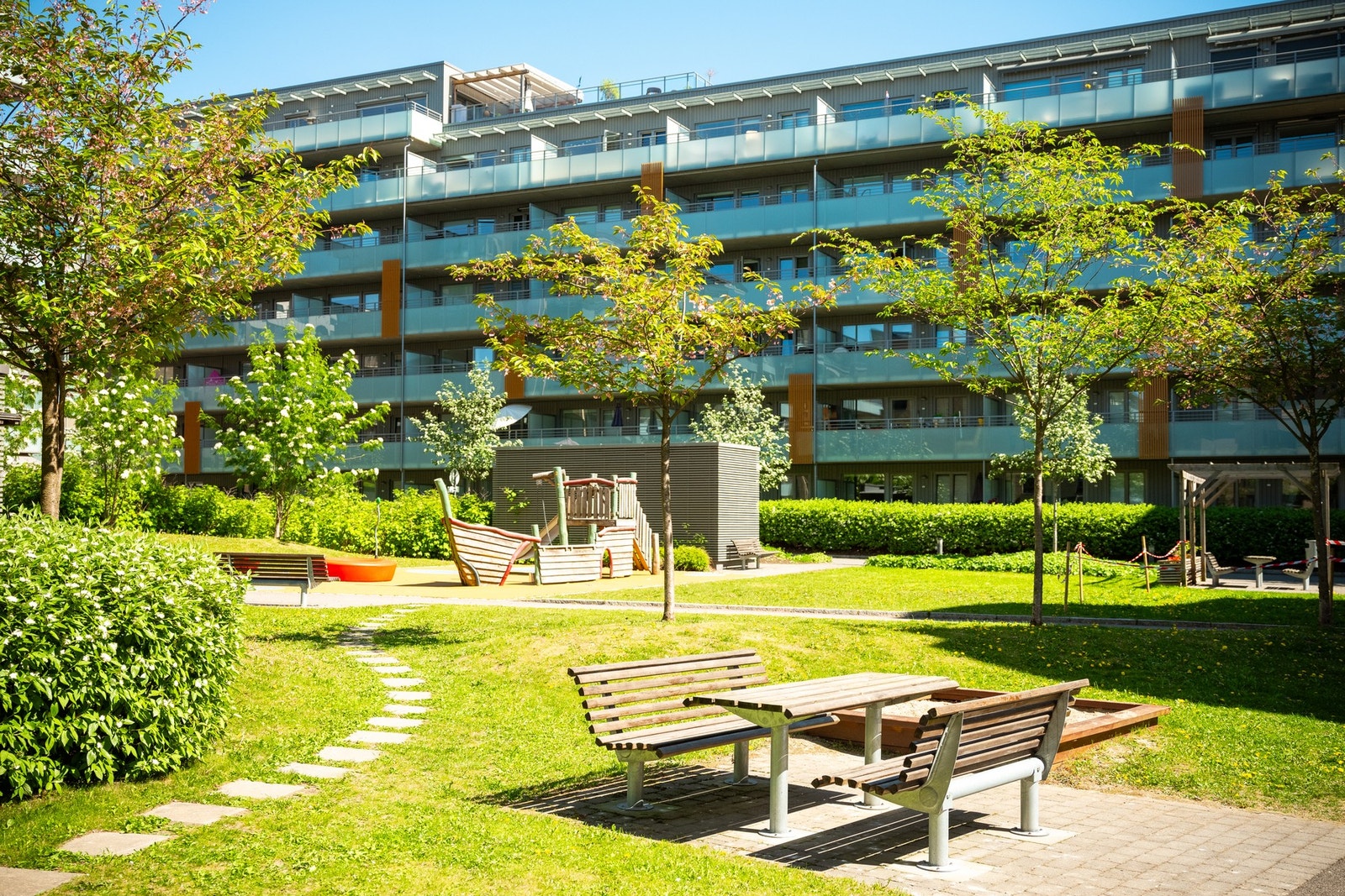 I sameiet er det en idyllisk og rolig bakgård med sittegrupper og beplantning. Galleribilde