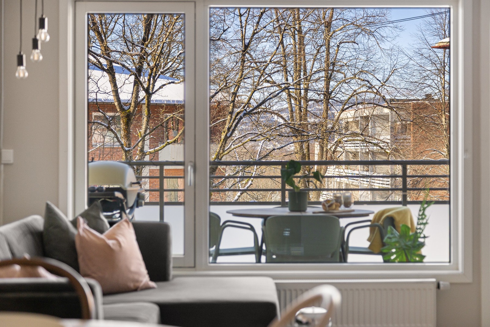 Store vindusflater kombinert med den luftige beliggenheten gir godt med lysinnslipp. Galleribilde