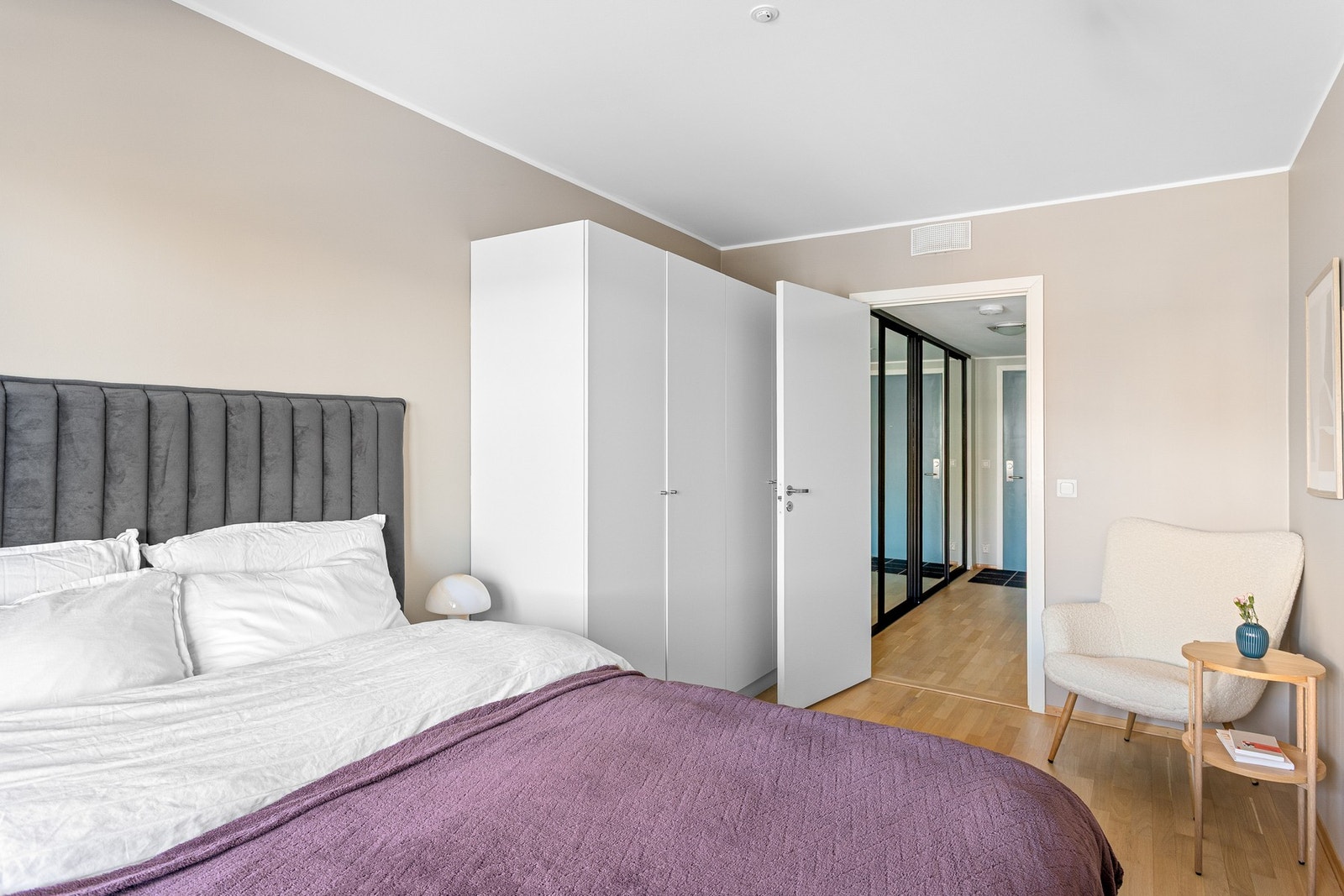 På soverommet er det også et stort garderobeskap med god oppbevaringsplass til klær. Galleribilde