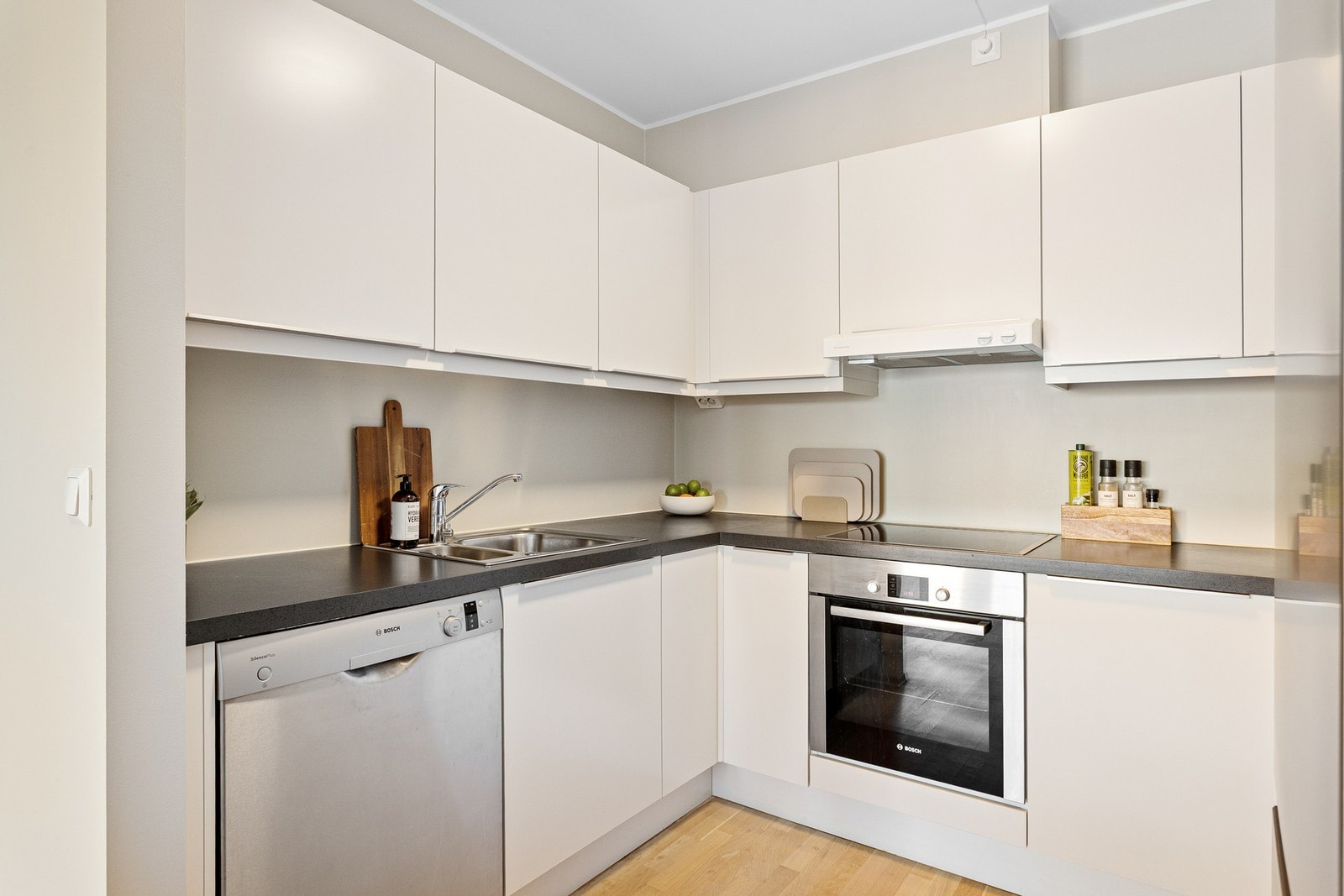 Det er integrert platetopp og stekeovn, samt oppvaskmaskin. De hvitevarene medfølger. Galleribilde