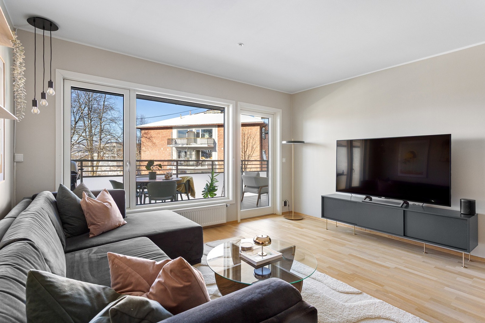 I stuen er det god plass til sofagruppe, TV og mediemøblement. Galleribilde