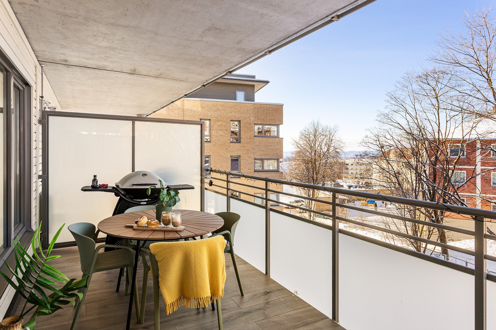 Her får du gleden av en herlig balkong på hele 17 kvm. Det er med andre ord god plass til sittegruppe, grill, beplantning mm. Galleribilde