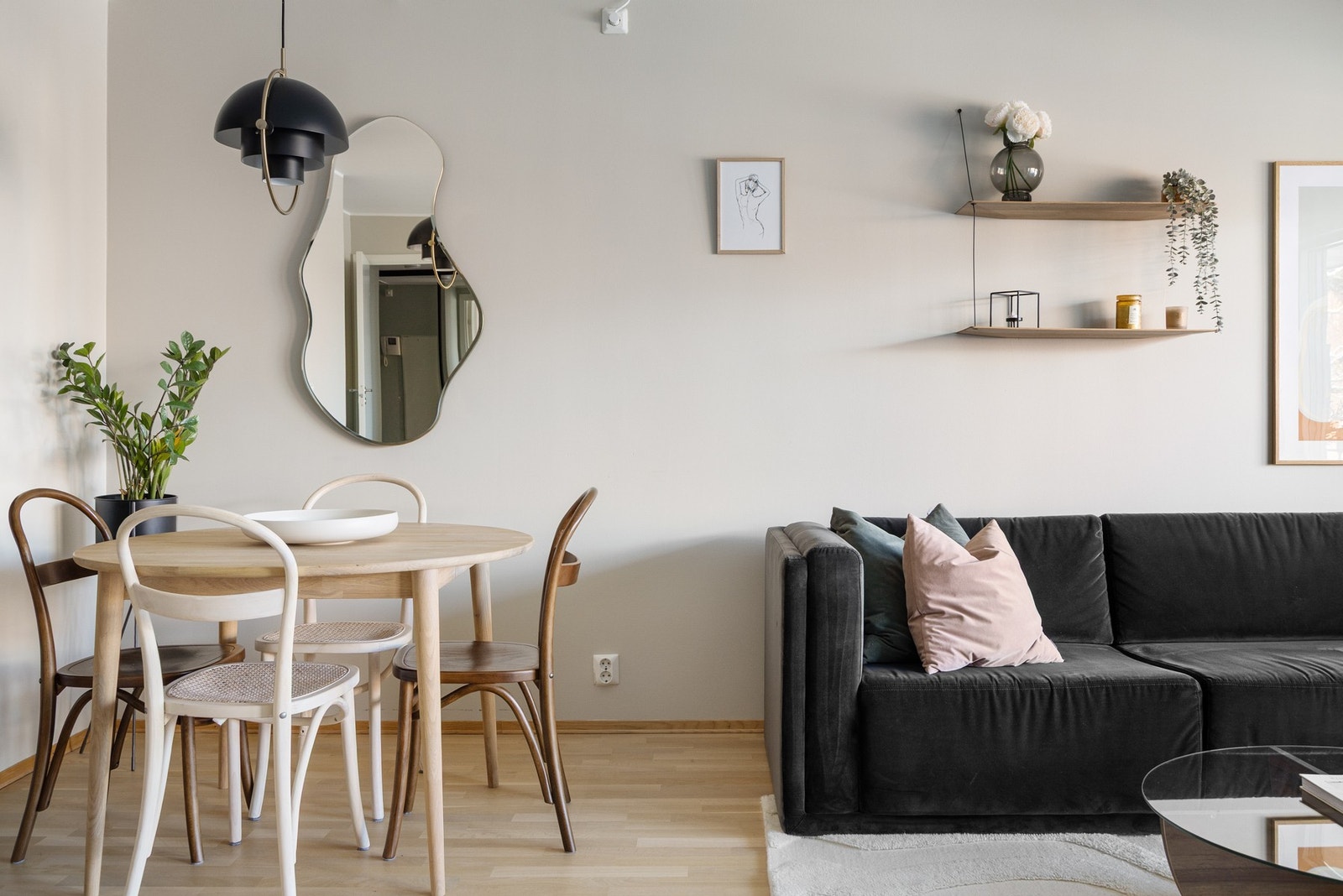 Naturlig plass til spisebord som gir et fint skille mellom stue og kjøkkendelen. Galleribilde