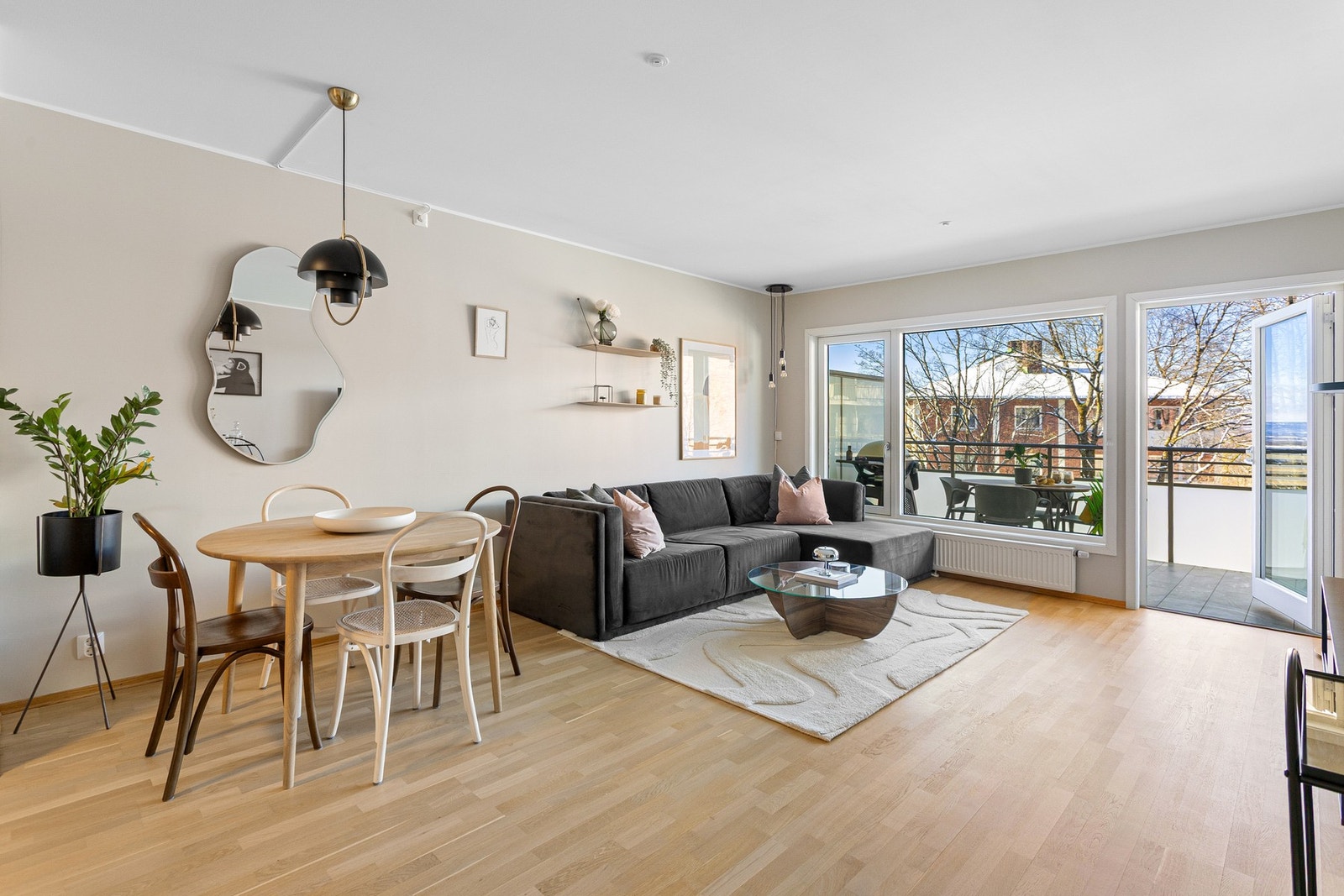 Mailehn Øverås ved EIE Løren ønsker velkommen til Ullagerveien 1! Foto: Studio Sætre (Hanne Cecilie Sætre) Galleribilde