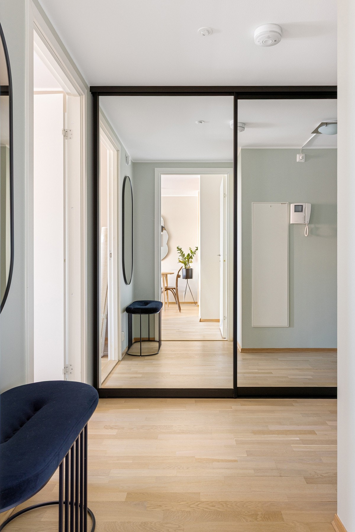 I gangen blir du møtt av en lys entré med plass til knaggrekke, speil og skostativ. Det er også en praktisk skyvedørsgarderobe med speilfronter. Galleribilde