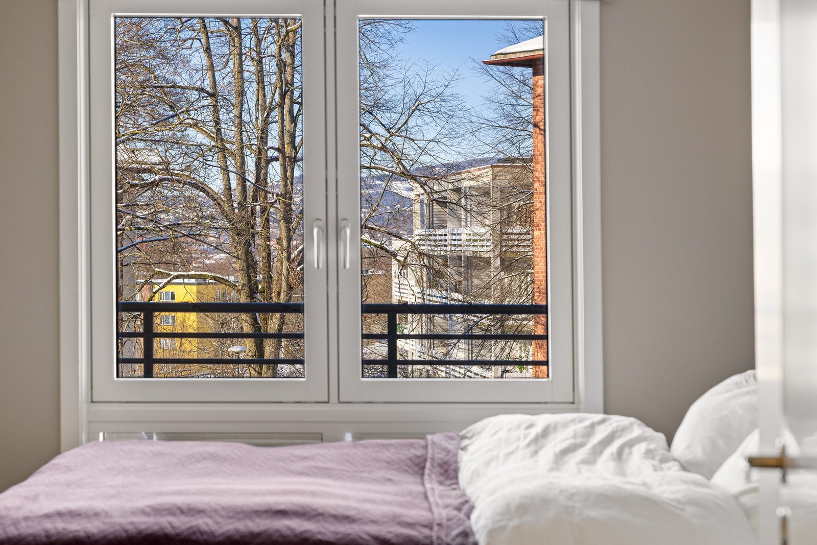 Hyggelig utsyn fra soveromsvinduet. Galleribilde