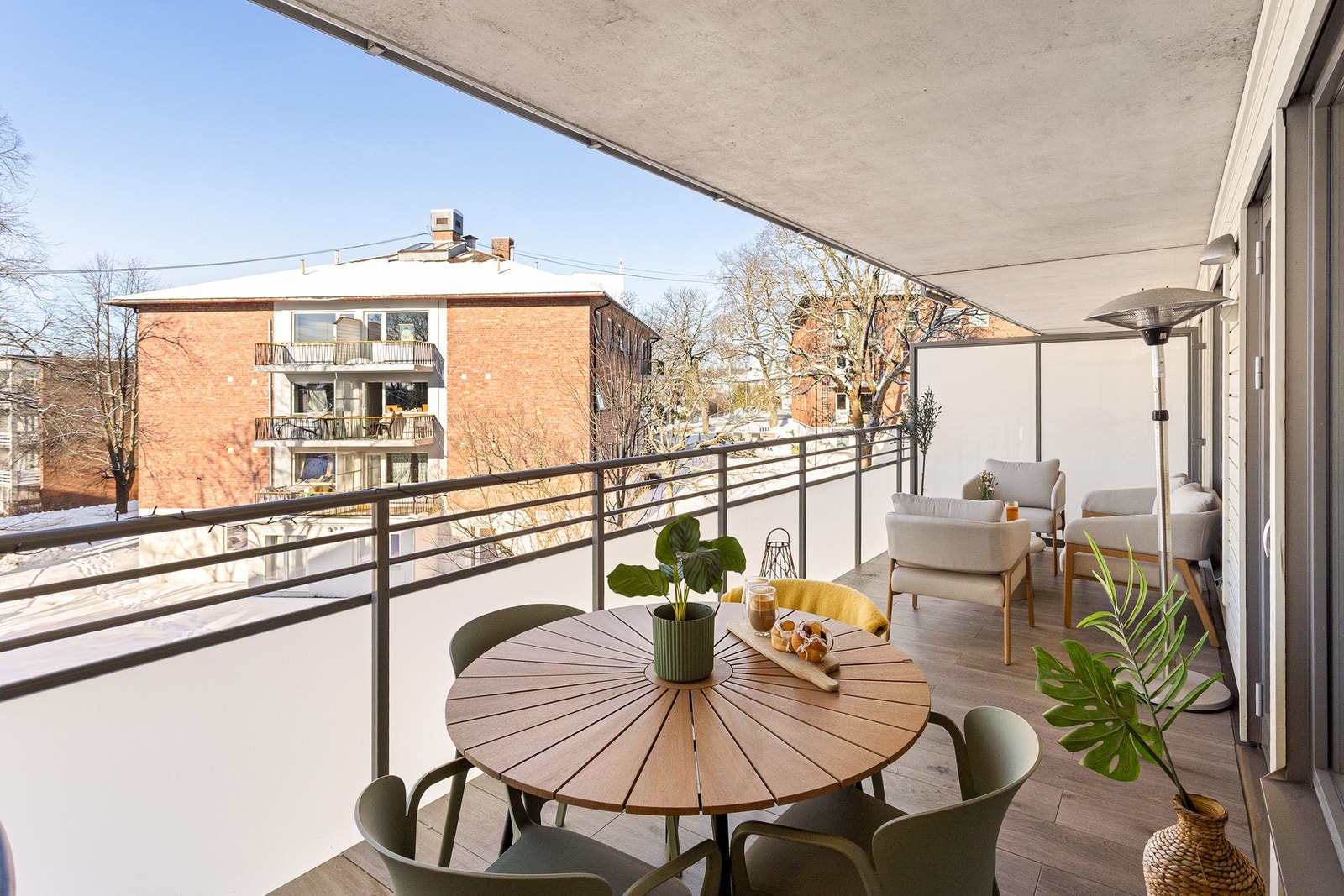 På solfylte sommerdager er det sol på balkongen fra rundt kl.15-19 ifølge nåværende eier. Galleribilde