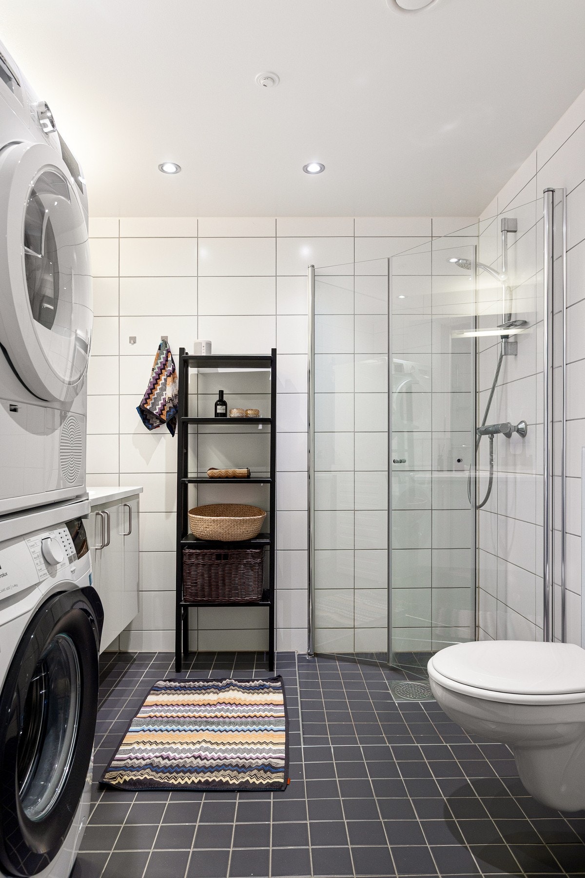 På badet er det naturligvis opplegg for vaskemaskin og plass til tørketrommel. Galleribilde