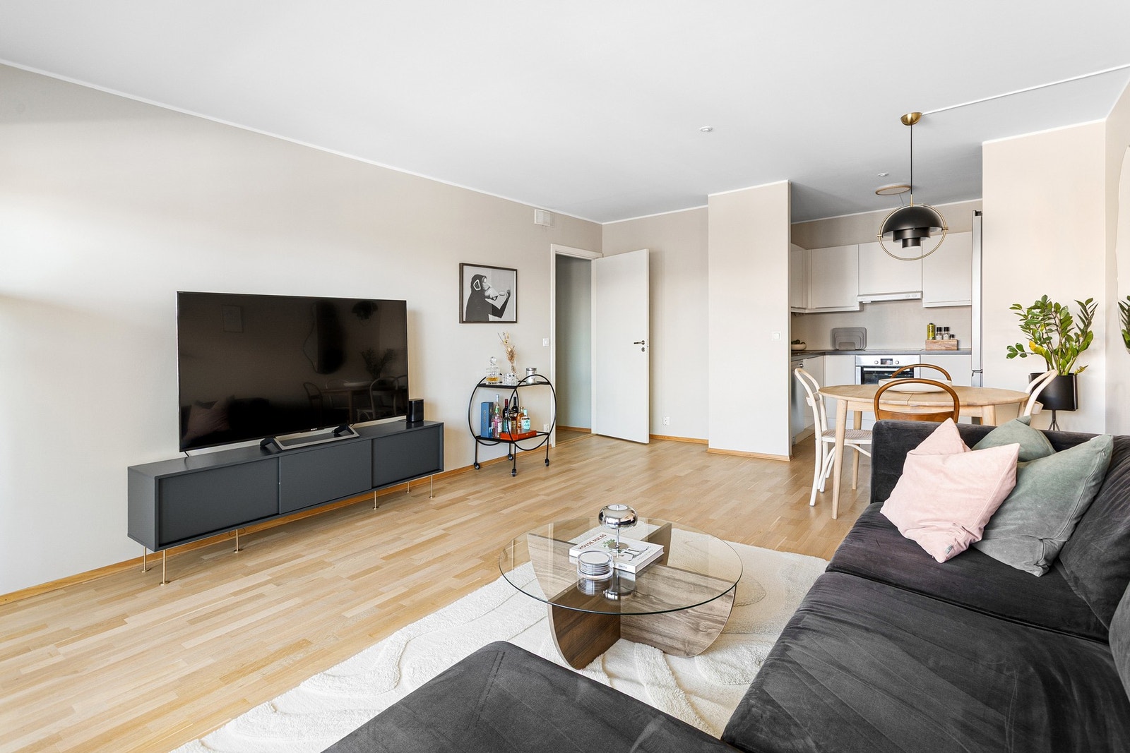 I leiligheten er det lyse veggflater og parkettgulv. Hele leiligheten ble malt i 2024. Galleribilde