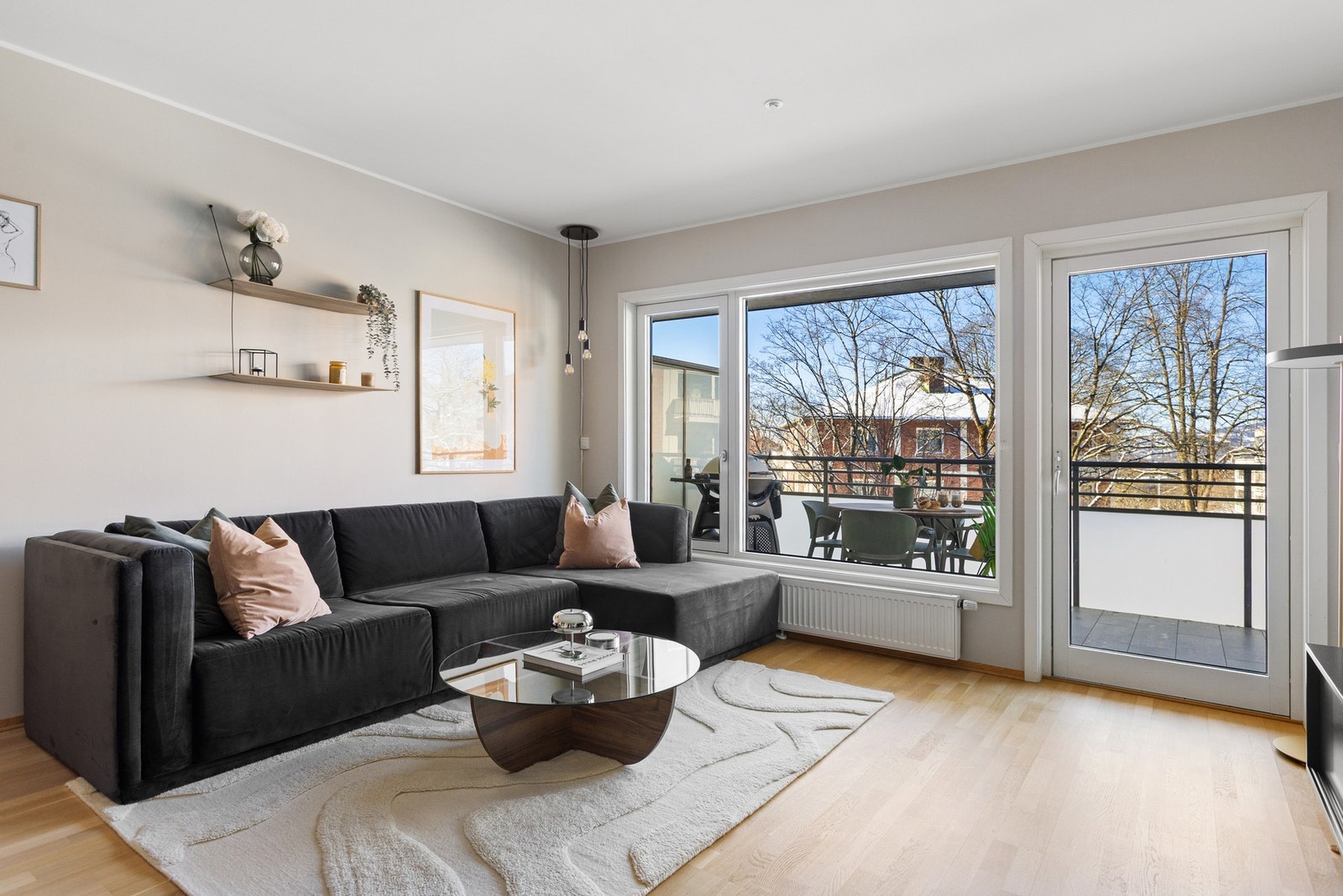 Boligens stue og kjøkken er i en åpen løsning, noe som gir et sosialt og luftig allrom. Galleribilde