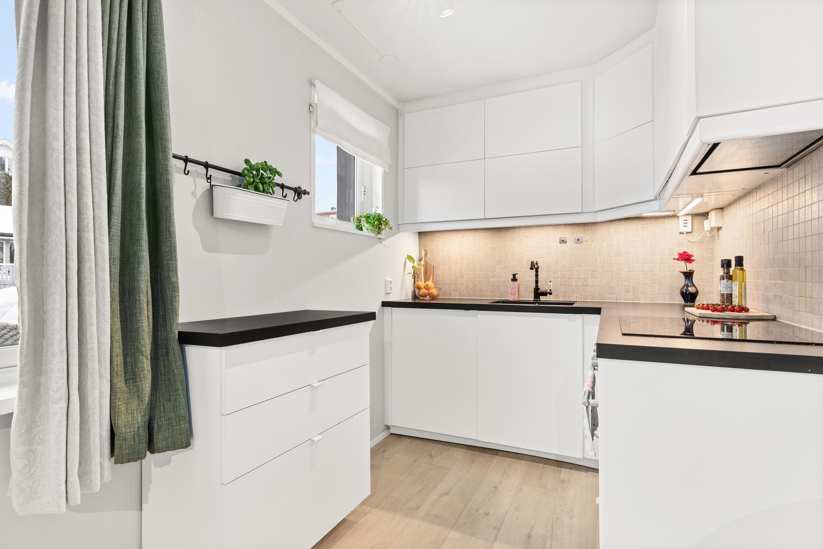 Pen IKEA kjøkkeninnredning med glatte hvite fronter. Galleribilde