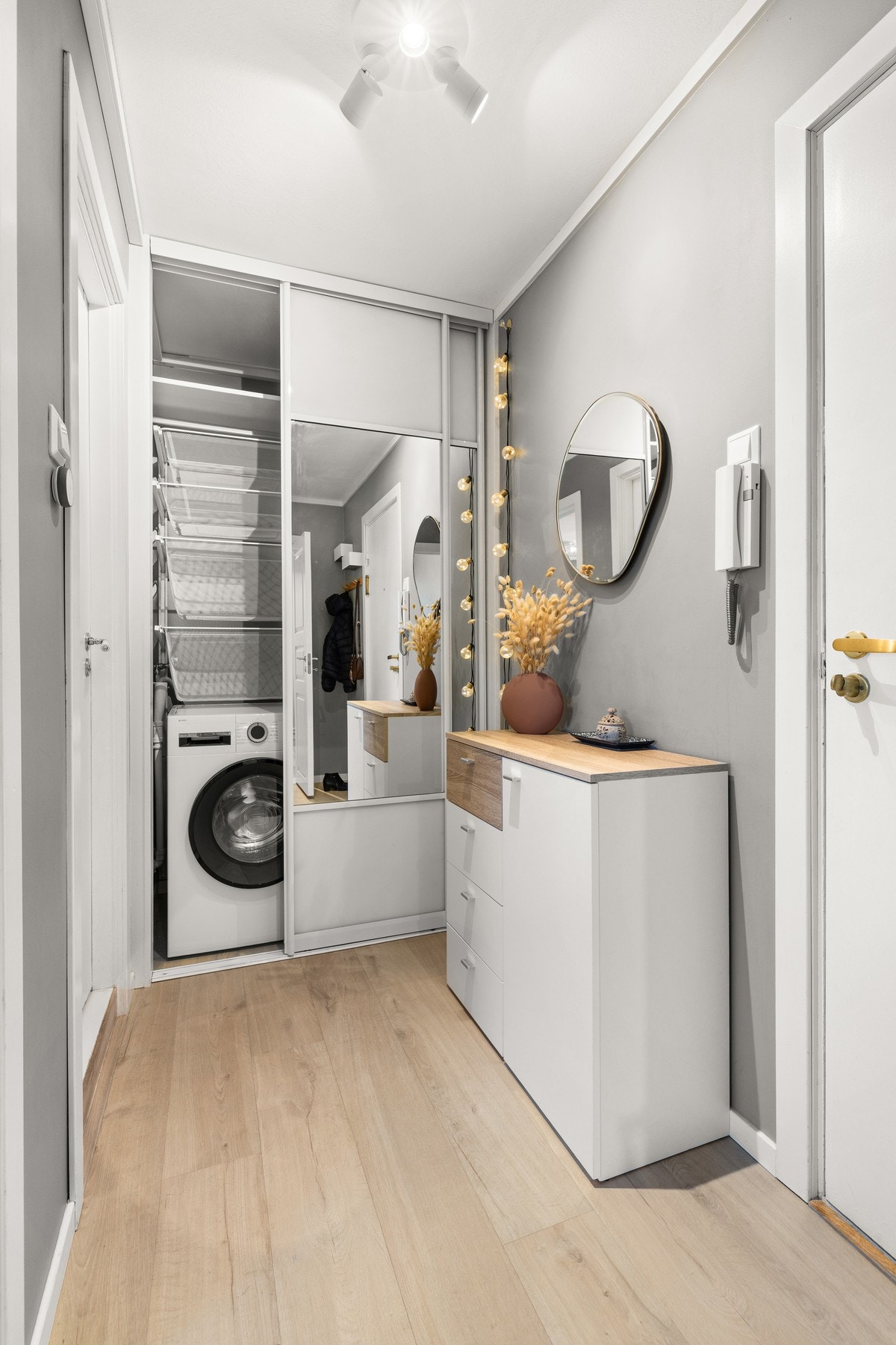 Praktisk nisje for vaskemaskin i entréen. Galleribilde