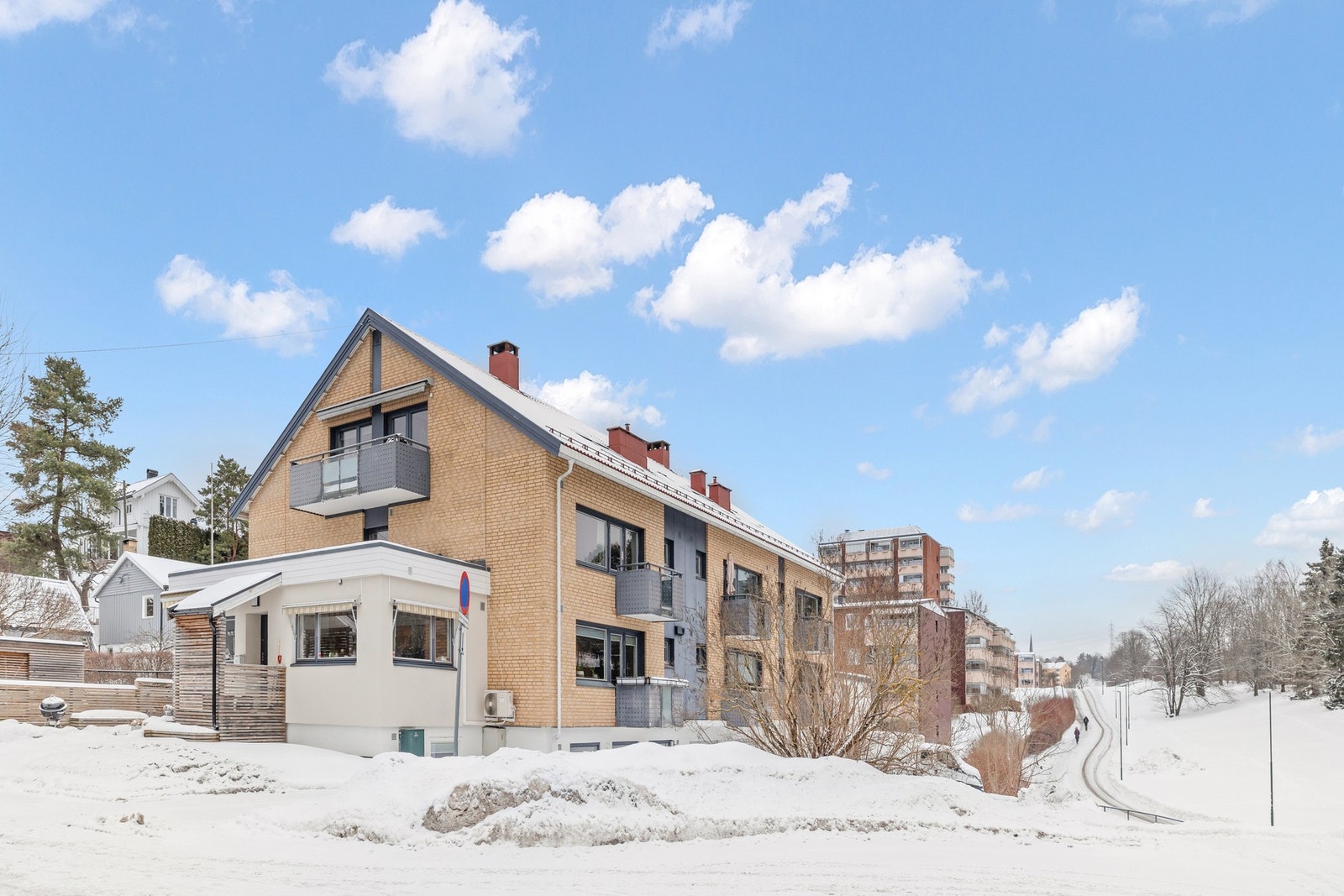 Det er gang- og sykkelsti rett utenfor blokka - her kan du gå tur ned til byen eller opp i marka. Galleribilde