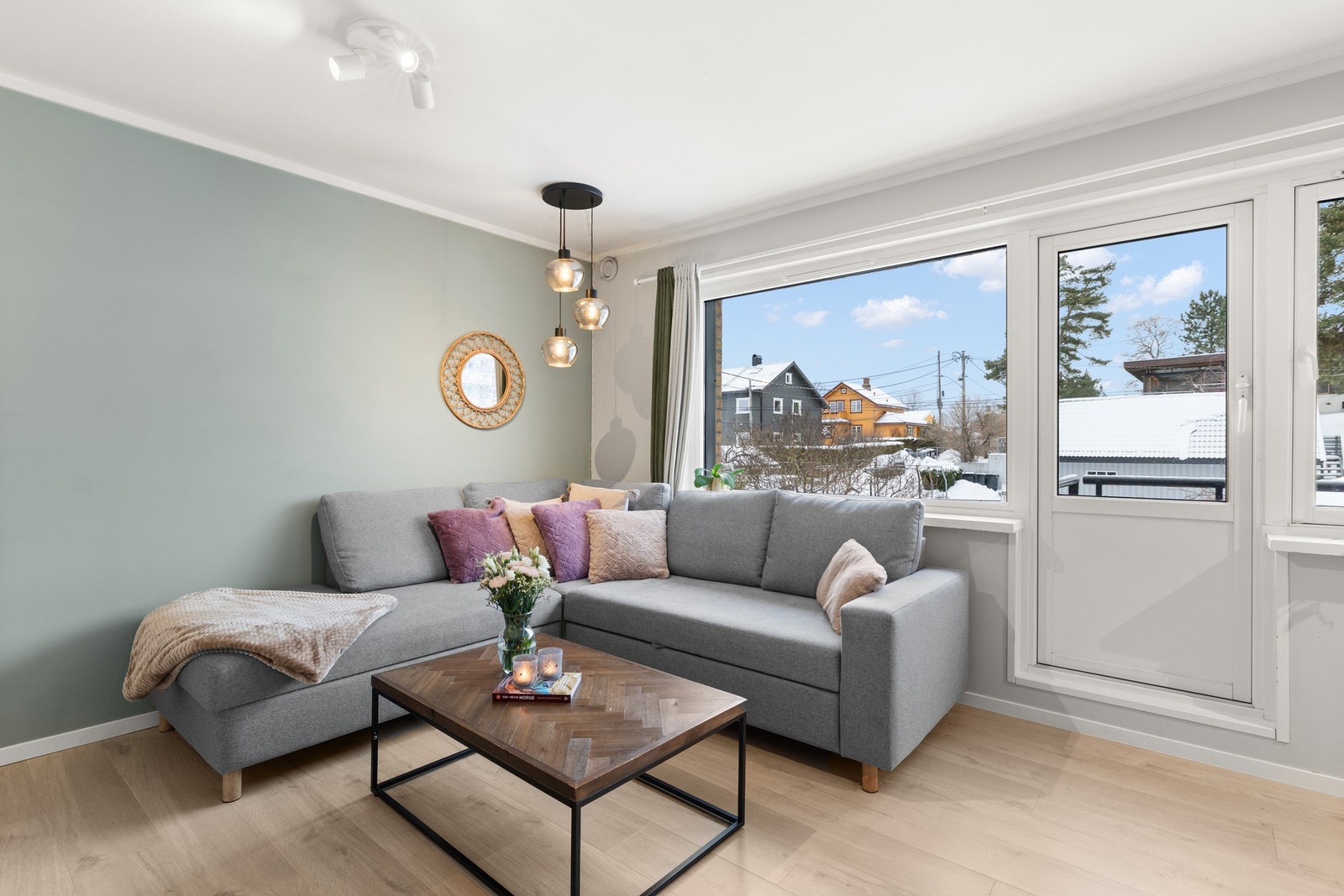 Romslig stue med store vindusflater som sikrer gode lysforhold gjennom hele dagen. Galleribilde