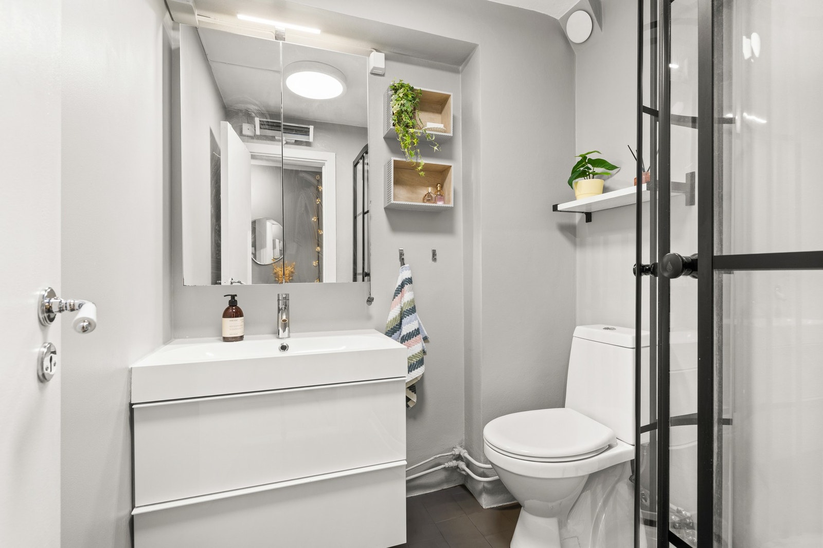 Lyst og trivelig baderom. Galleribilde