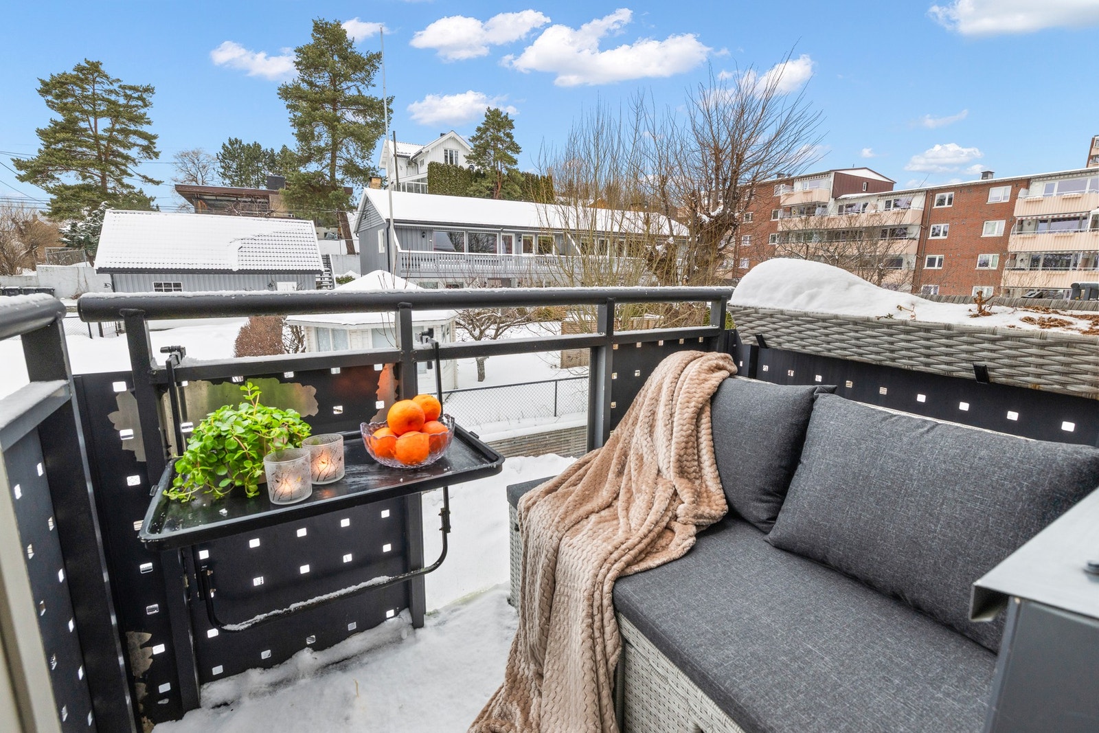 Koselig, nordvendt balkong med plass til sittegruppe. Galleribilde