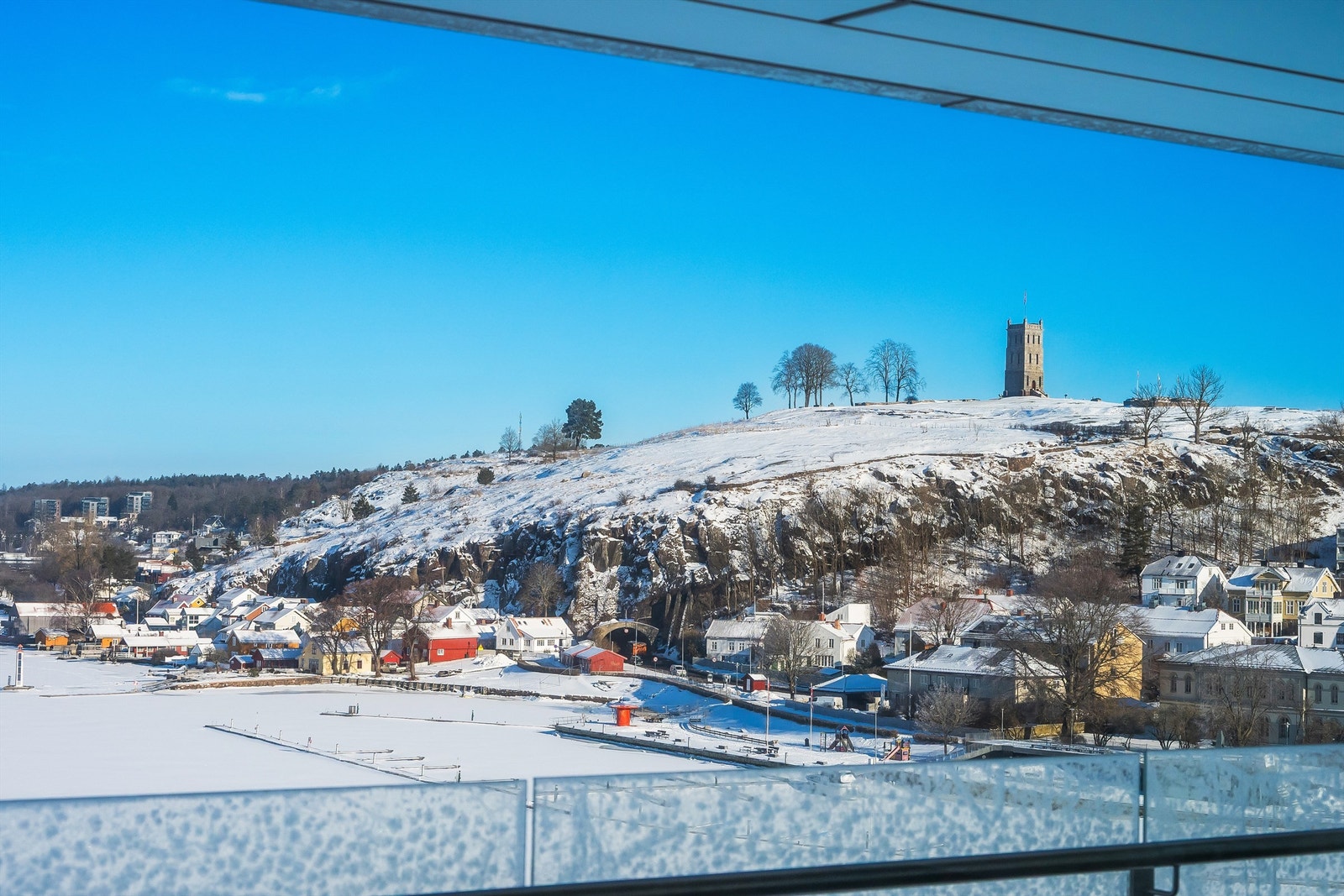 Utsikt mot Tønsberg og Slottsfjell. Galleribilde