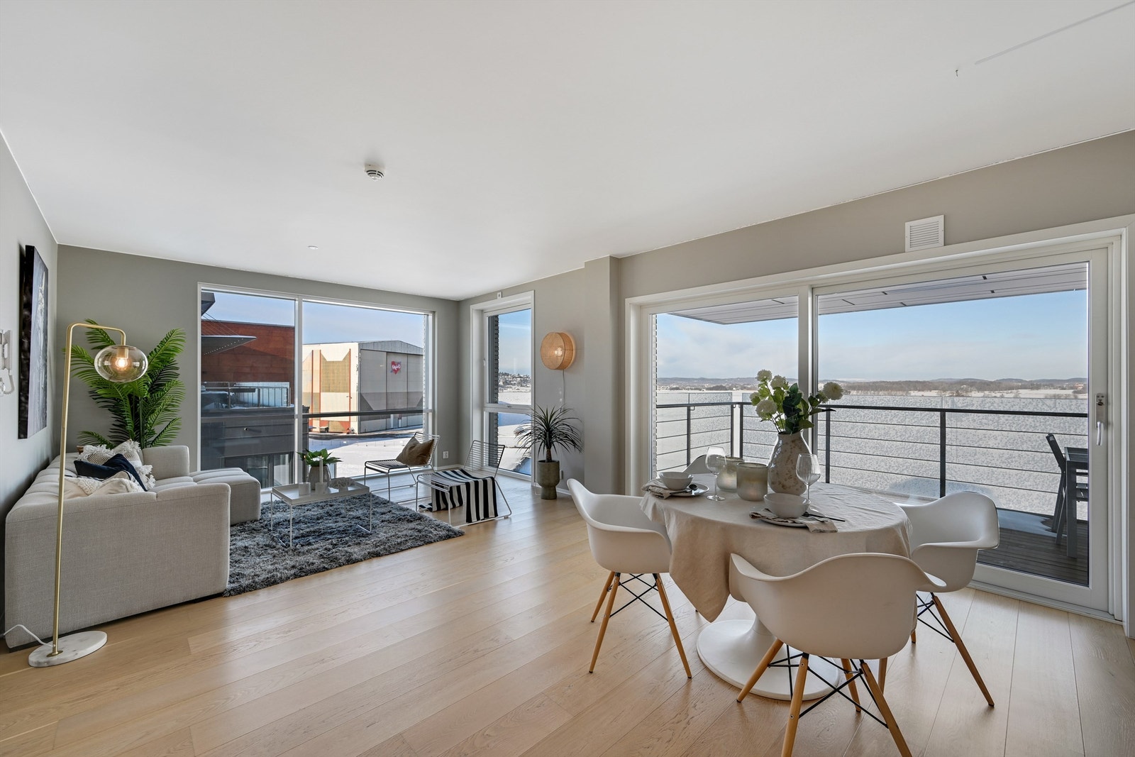 De store vindusflatene gir et moderne og lyst inntrykk. Galleribilde