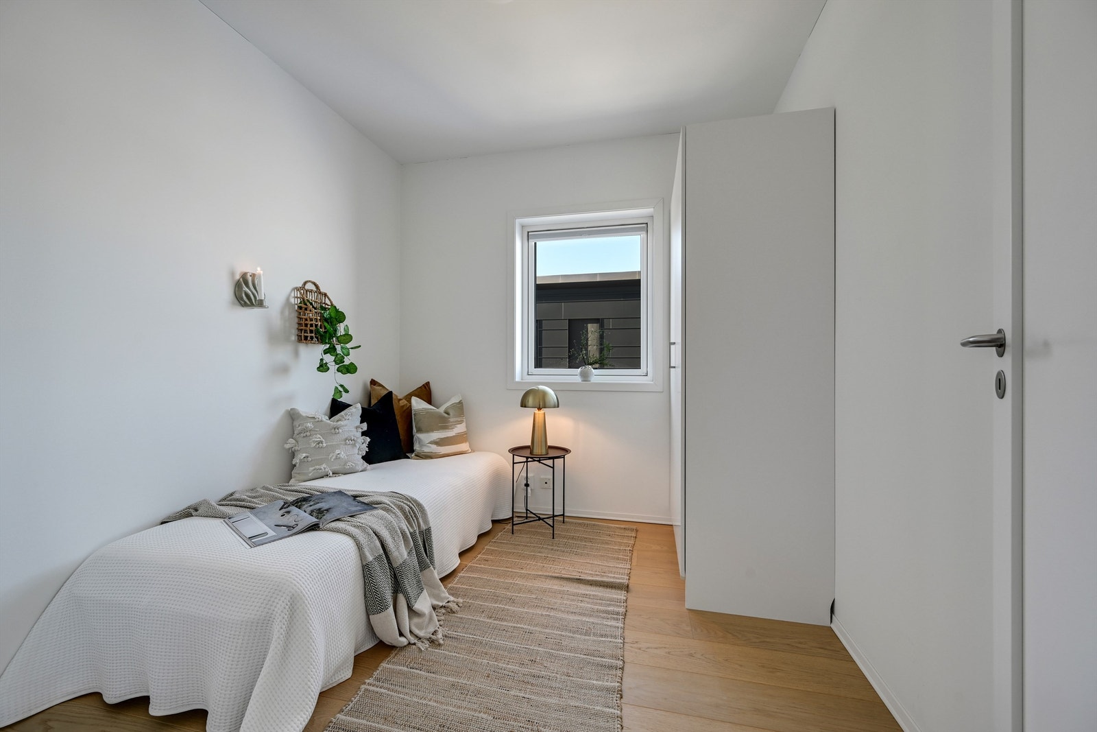 Soverom 2 - innredet med seng, nattbord og garderobeskap. Galleribilde