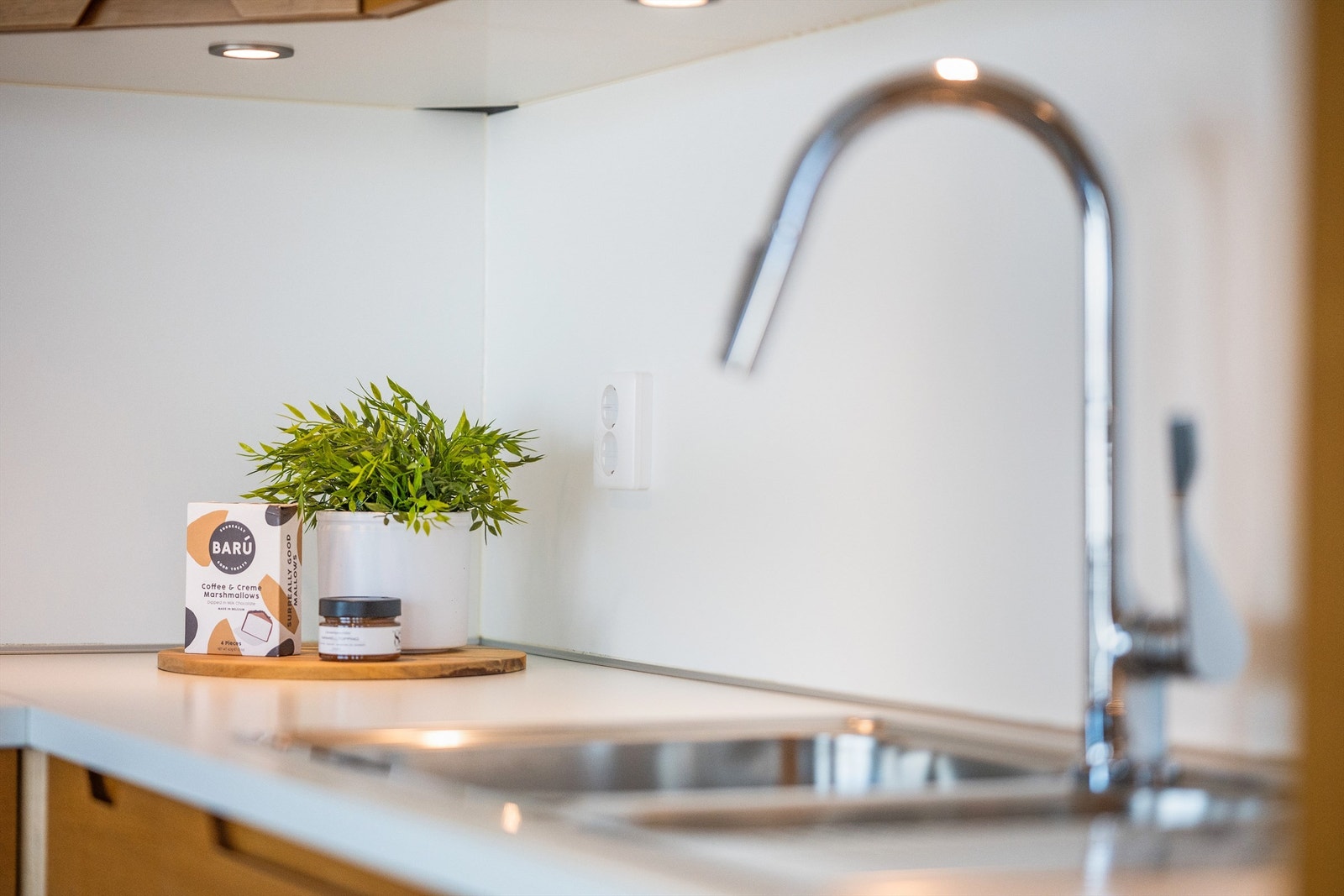 Kjøkkenet har innredning med glatte fronter, benkeplaten er av laminat. Galleribilde