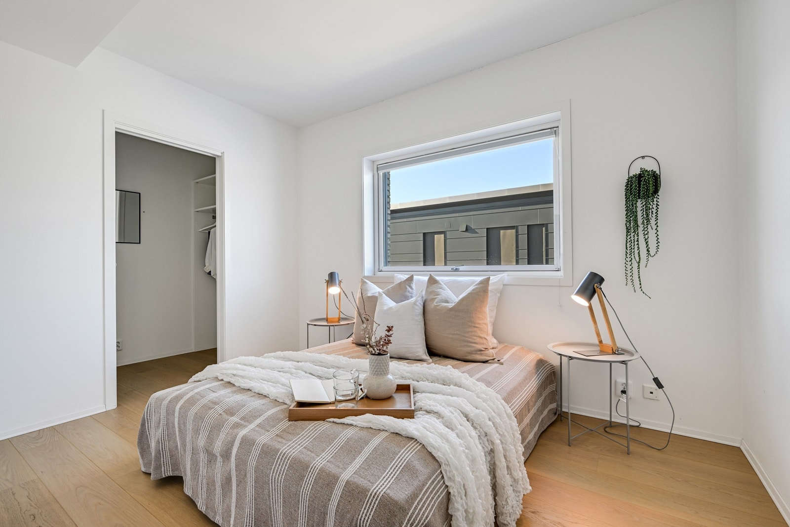 Soverommet er lyst og har et eget walk-in closet. Galleribilde