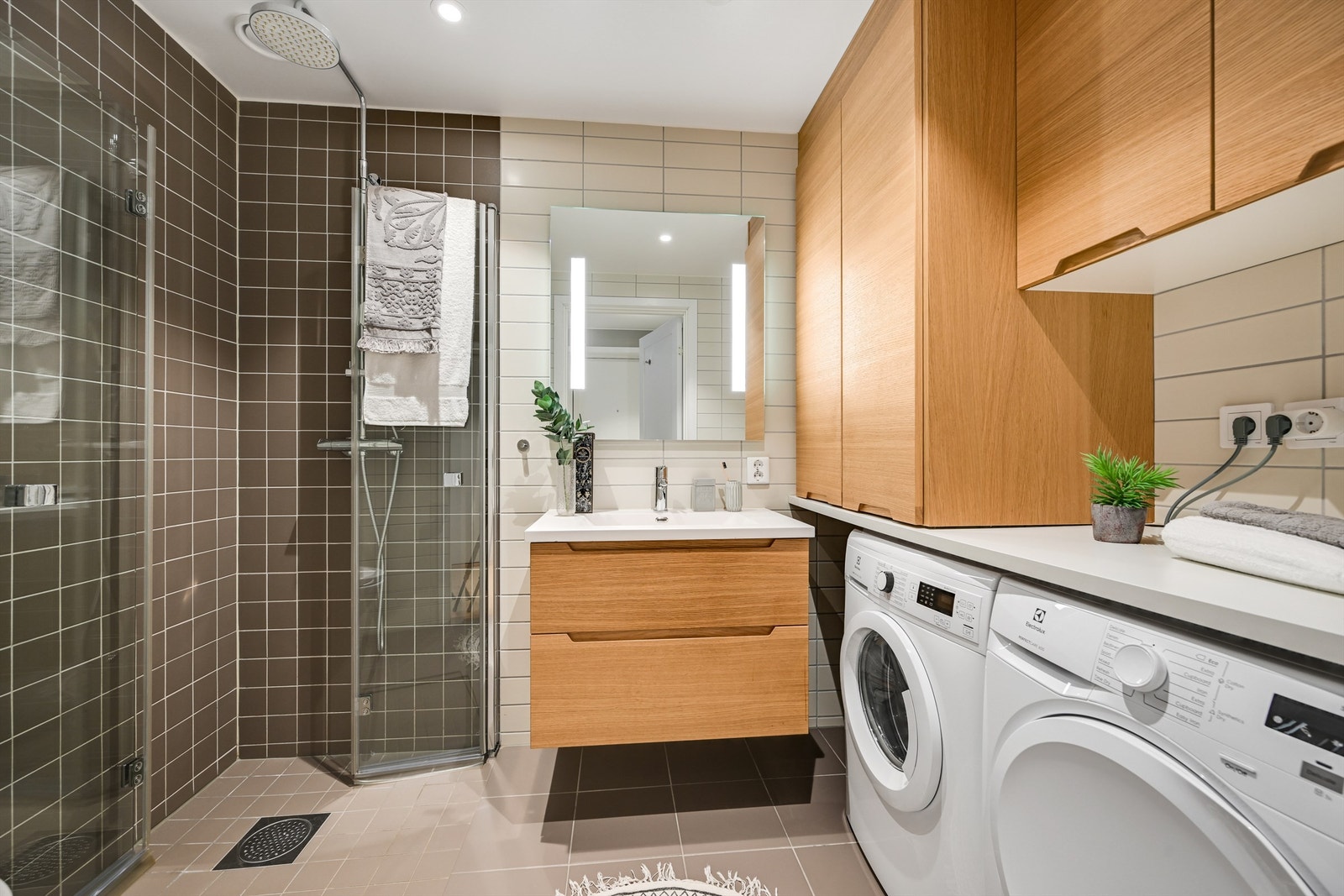 Badet er av god størrelse og har pene fliser på vegger og varmekabler i gulvet. Galleribilde