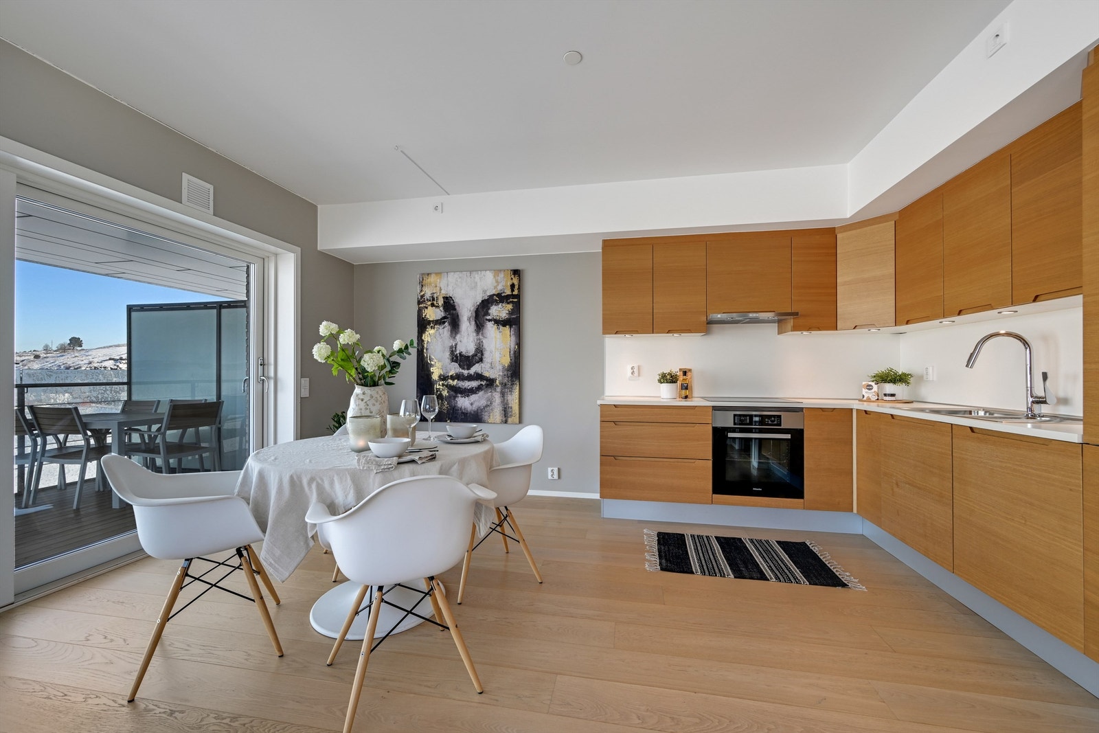 Leiligheten inneholder entré, stue og kjøkken i åpen løsning, bad/vaskerom, to soverom samt et walk-in closet. Galleribilde