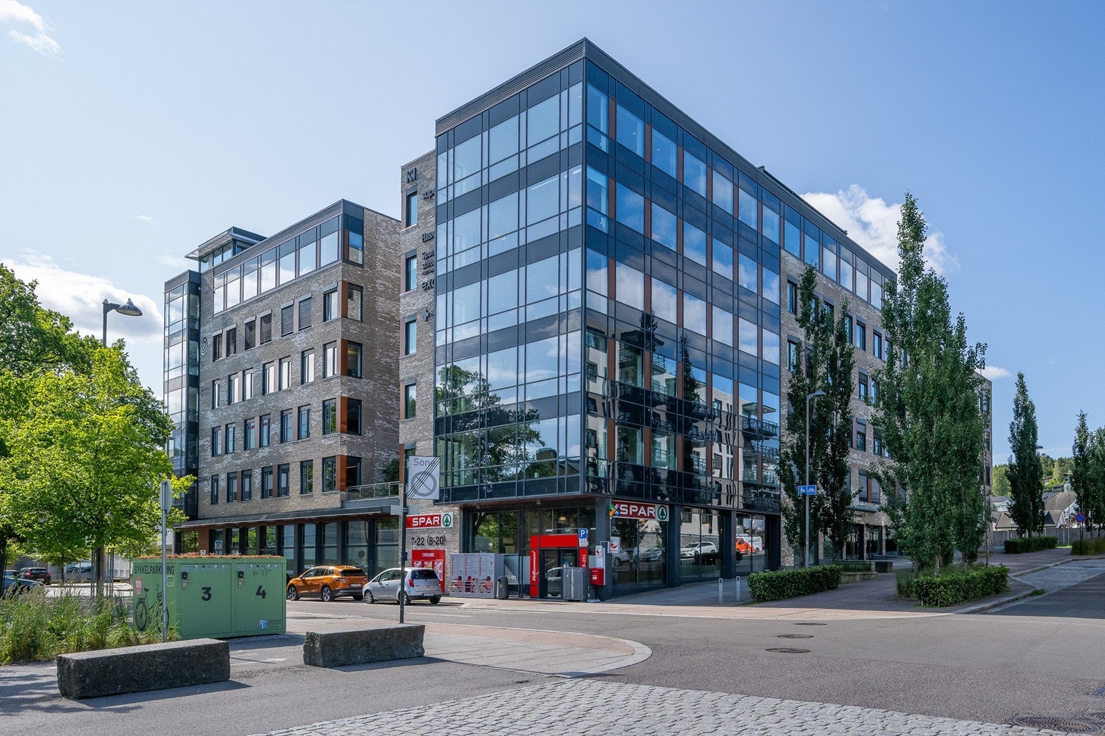 ra bygget kan man rusle bort til butikken på "hjørnet" å gjøre innkjøp av alt av dagligvarer. Dette er en stor og moderne matvareforretning. Galleribilde