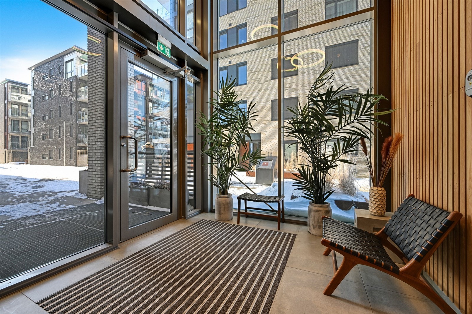 Delikat inngangsparti med heisadkomst - pent vedlikeholdt. Galleribilde